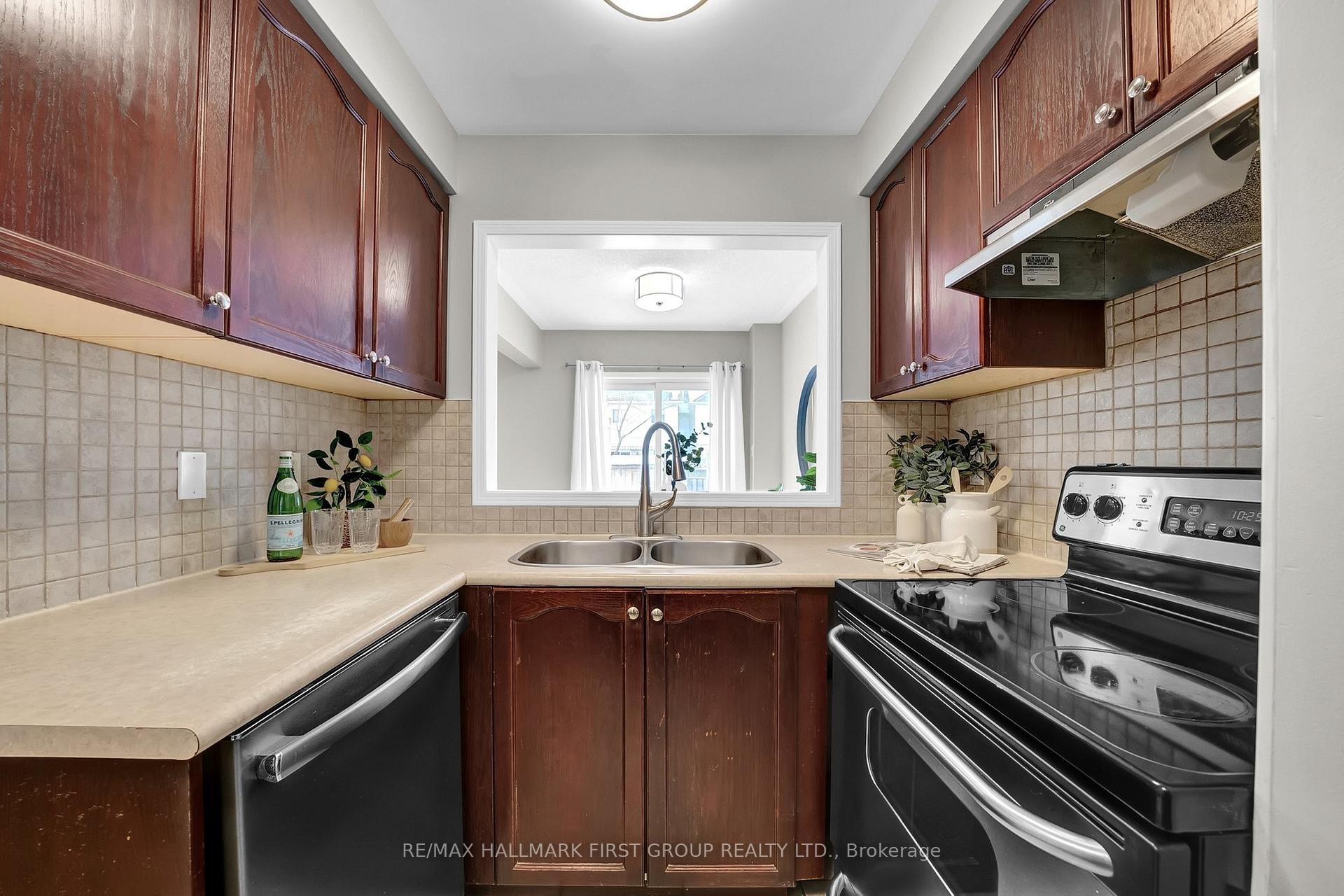 Photo 16 of 8 Rich Crescent, Whitby, Williamsburg — HOMEH