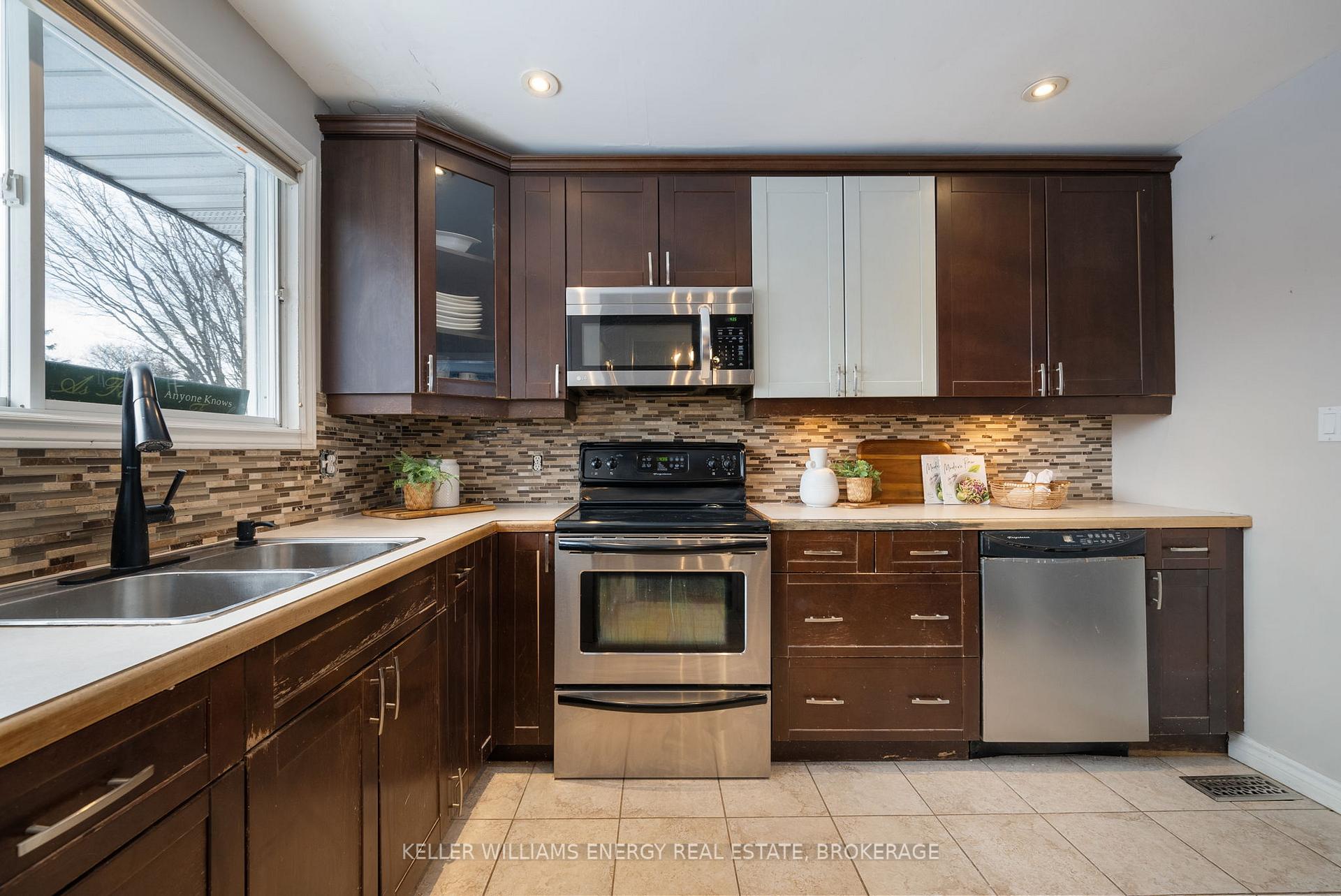 Photo 10 of 860 Carnaby Crescent, Oshawa, Centennial — HOMEH
