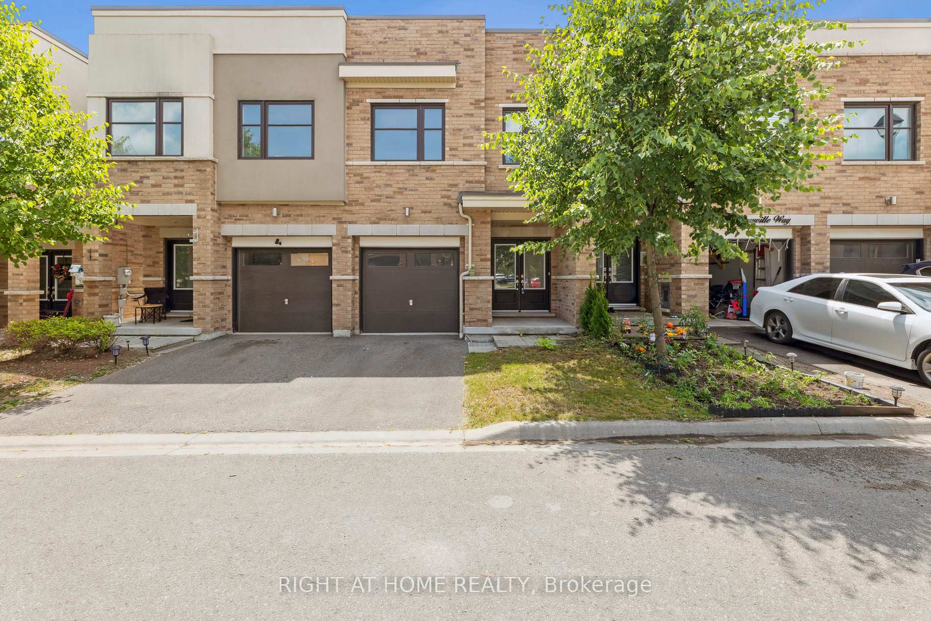 Photo 1 of 16 Jerseyville Way, Whitby, Downtown Whitby — HOMEH