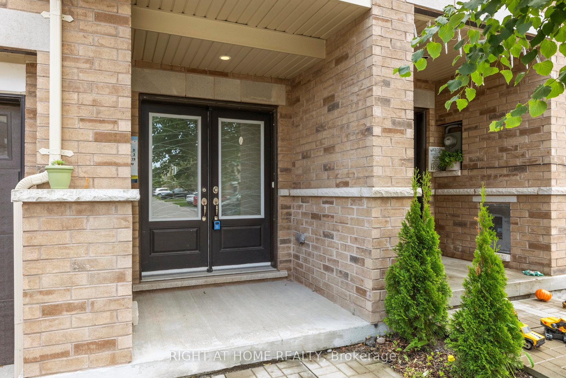 Photo 2 of 16 Jerseyville Way, Whitby, Downtown Whitby — HOMEH