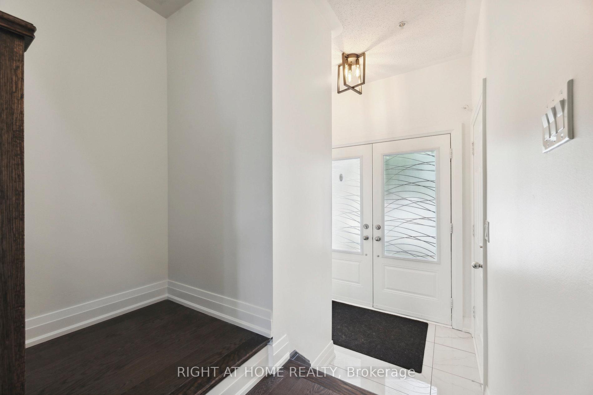 Photo 3 of 16 Jerseyville Way, Whitby, Downtown Whitby — HOMEH