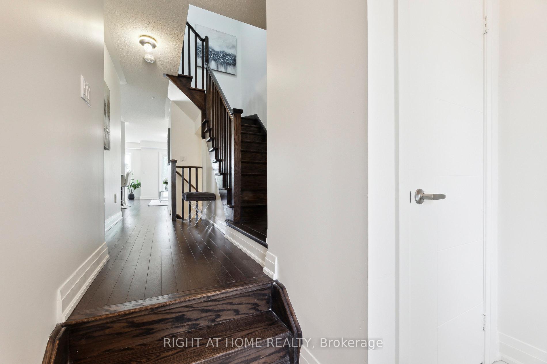 Photo 4 of 16 Jerseyville Way, Whitby, Downtown Whitby — HOMEH