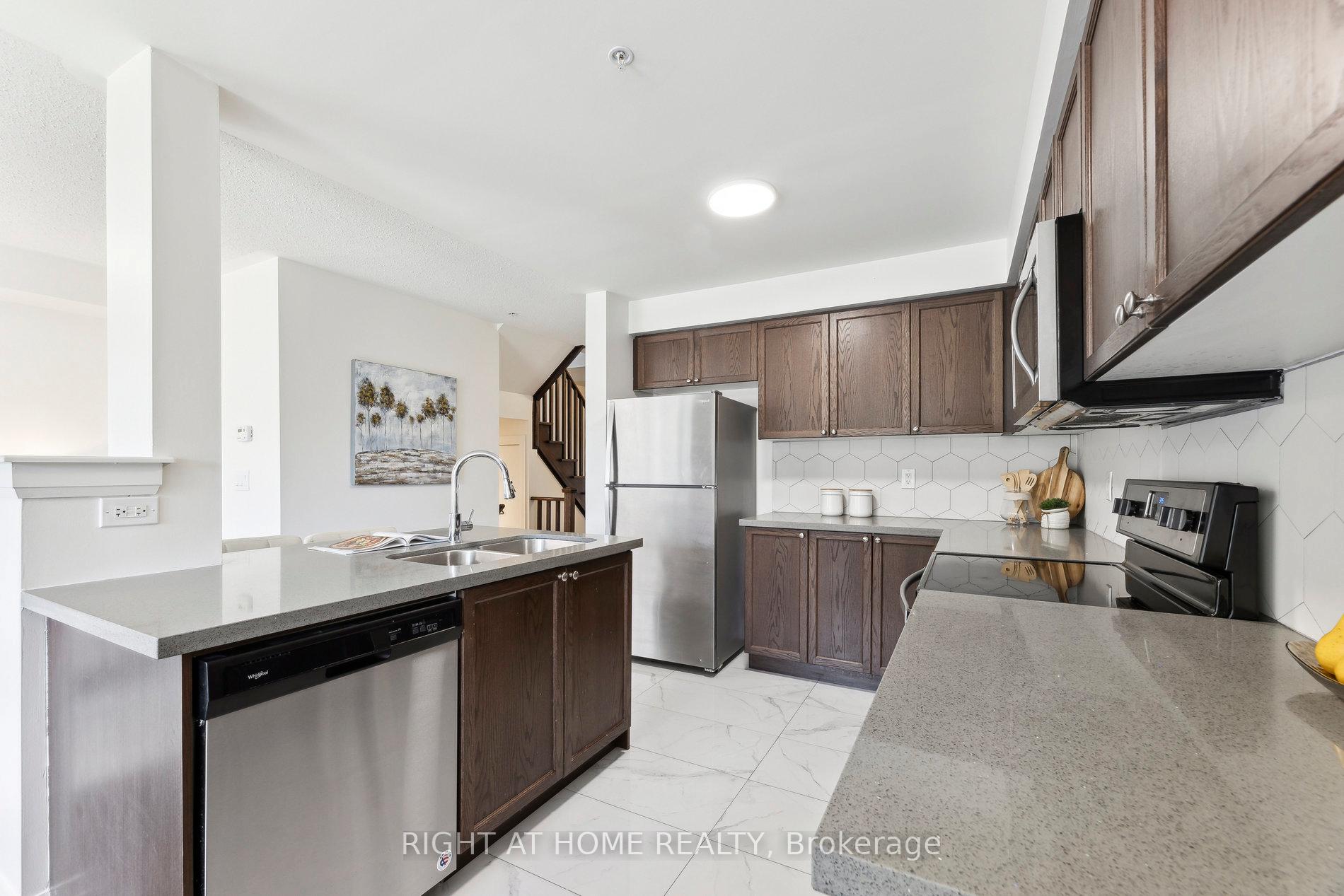 Photo 7 of 16 Jerseyville Way, Whitby, Downtown Whitby — HOMEH