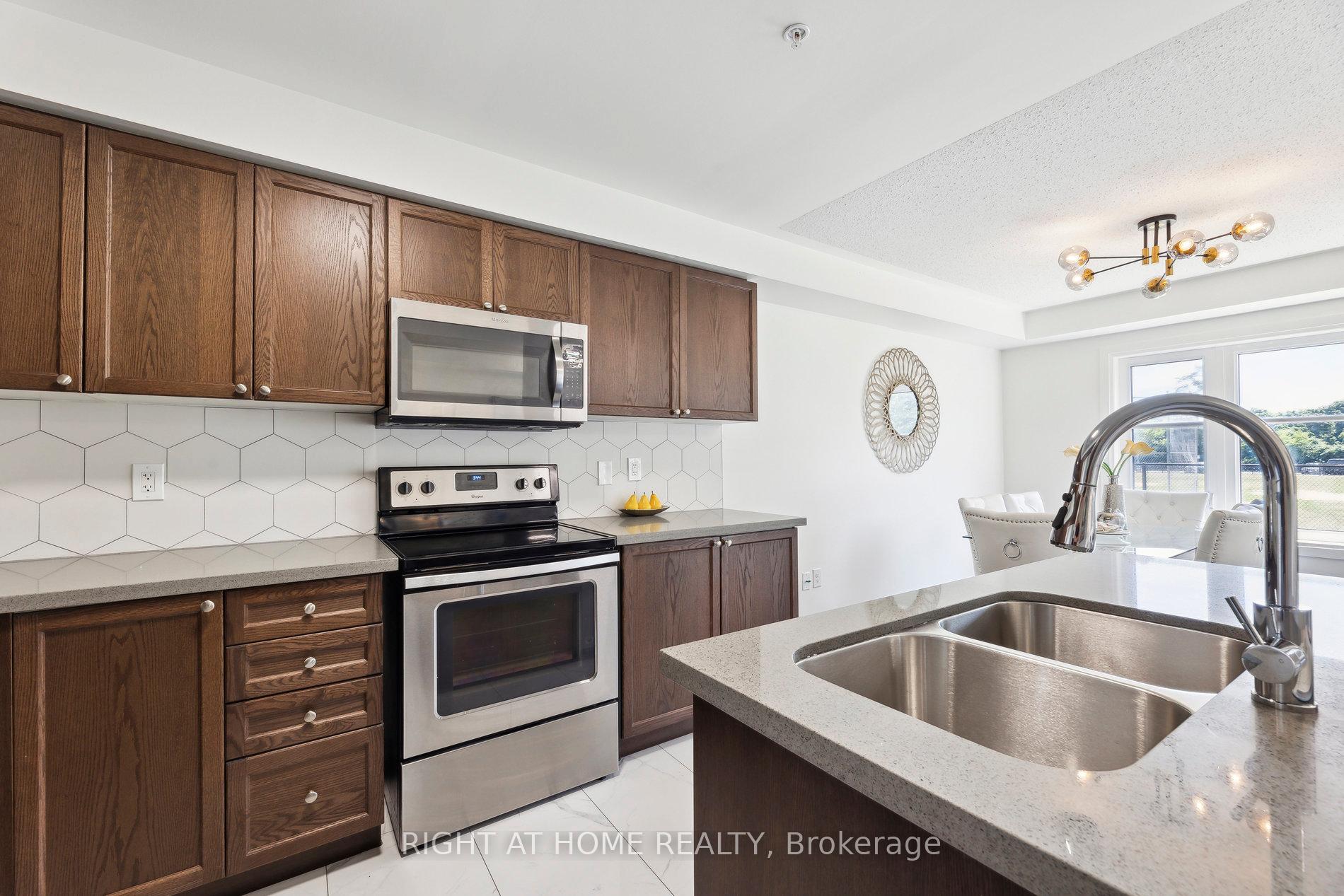 Photo 8 of 16 Jerseyville Way, Whitby, Downtown Whitby — HOMEH