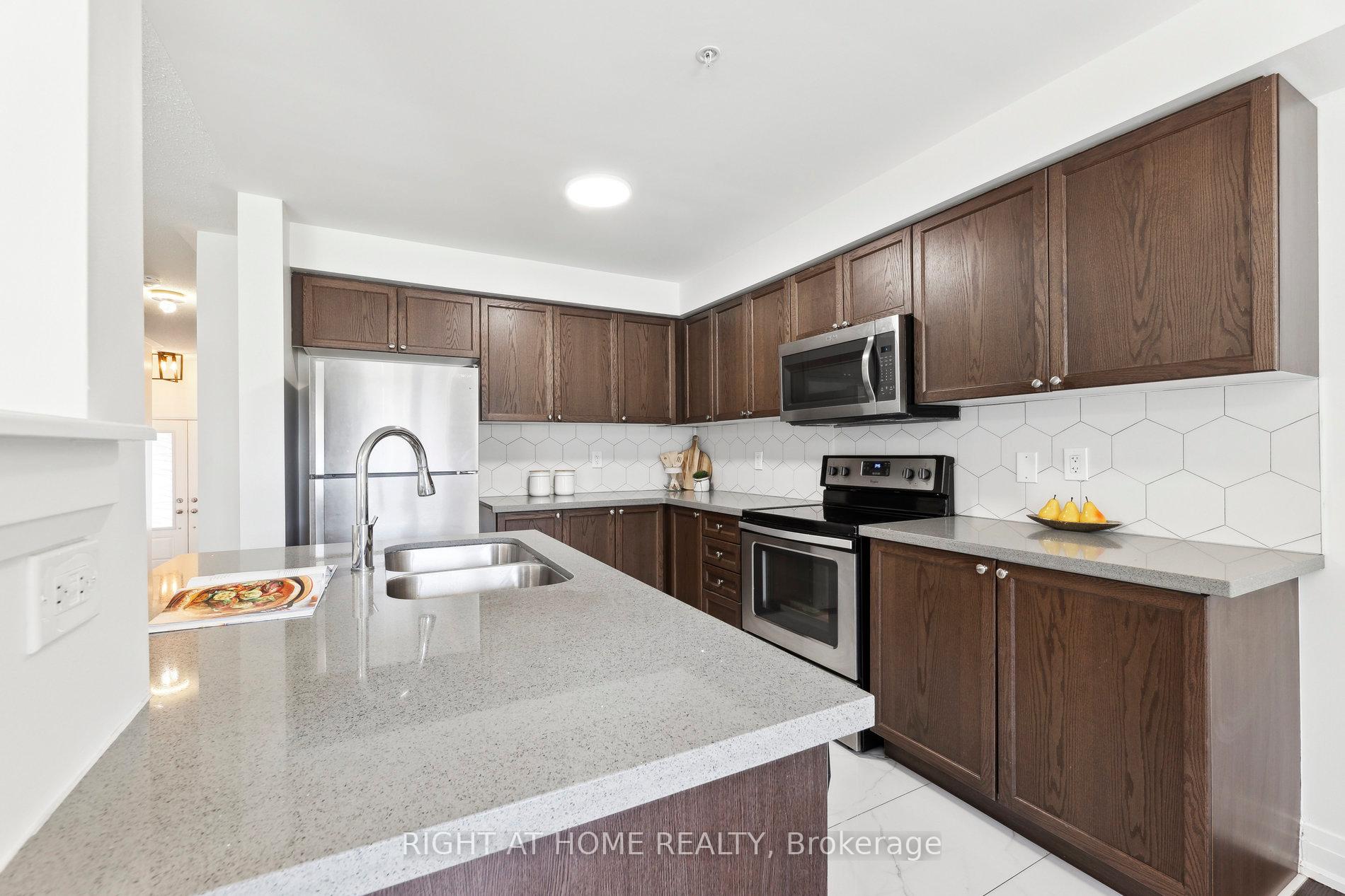 Photo 10 of 16 Jerseyville Way, Whitby, Downtown Whitby — HOMEH