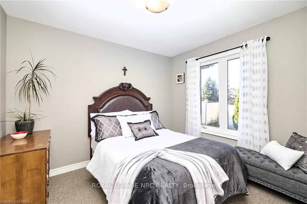Photo 12 of 98 Cardinal Crescent, Welland, Coyle Creek — HOMEH