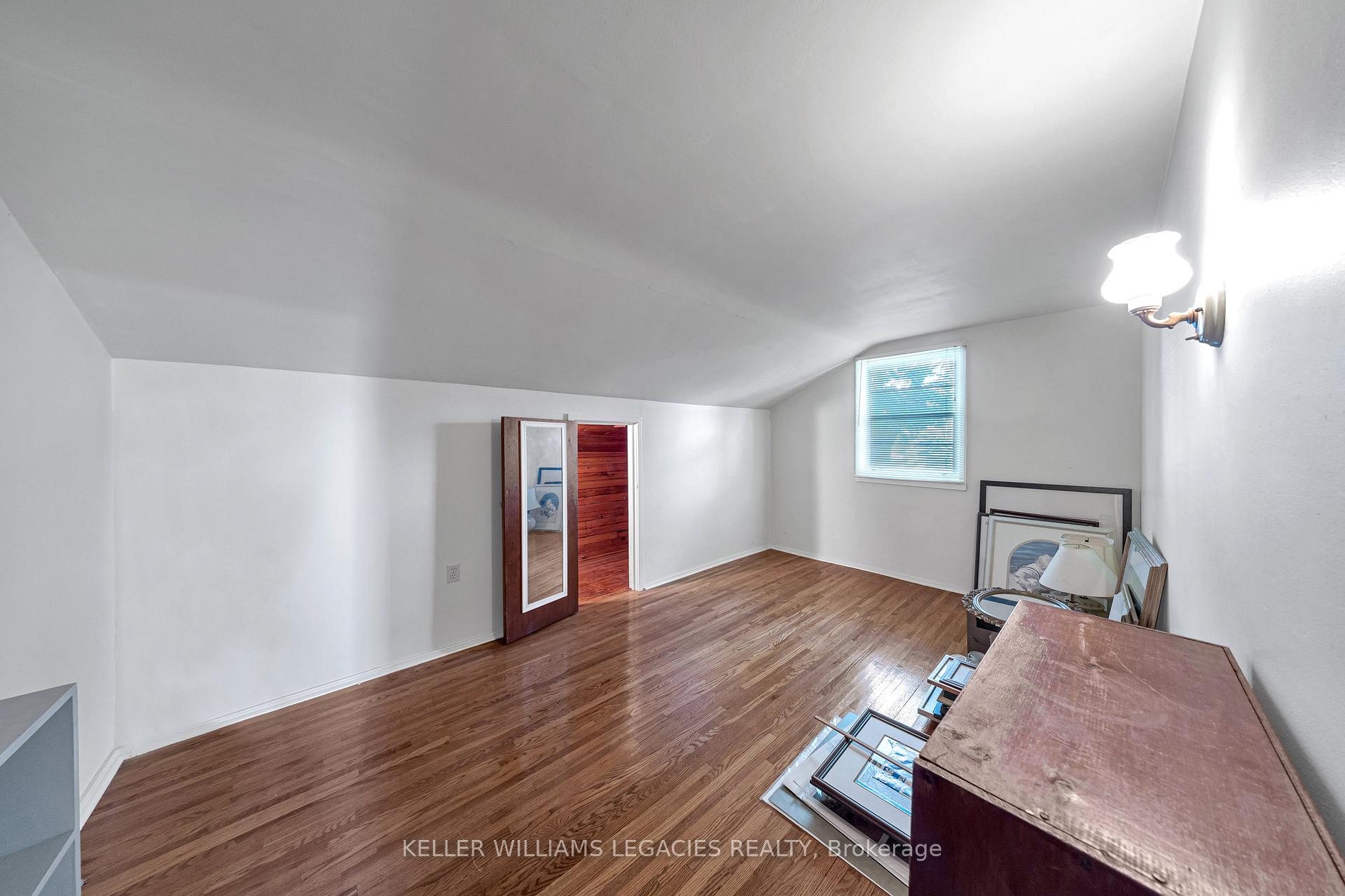 Photo 23 of 688 Aylmer Street N, Peterborough, Northcrest Ward 5 — HOMEH