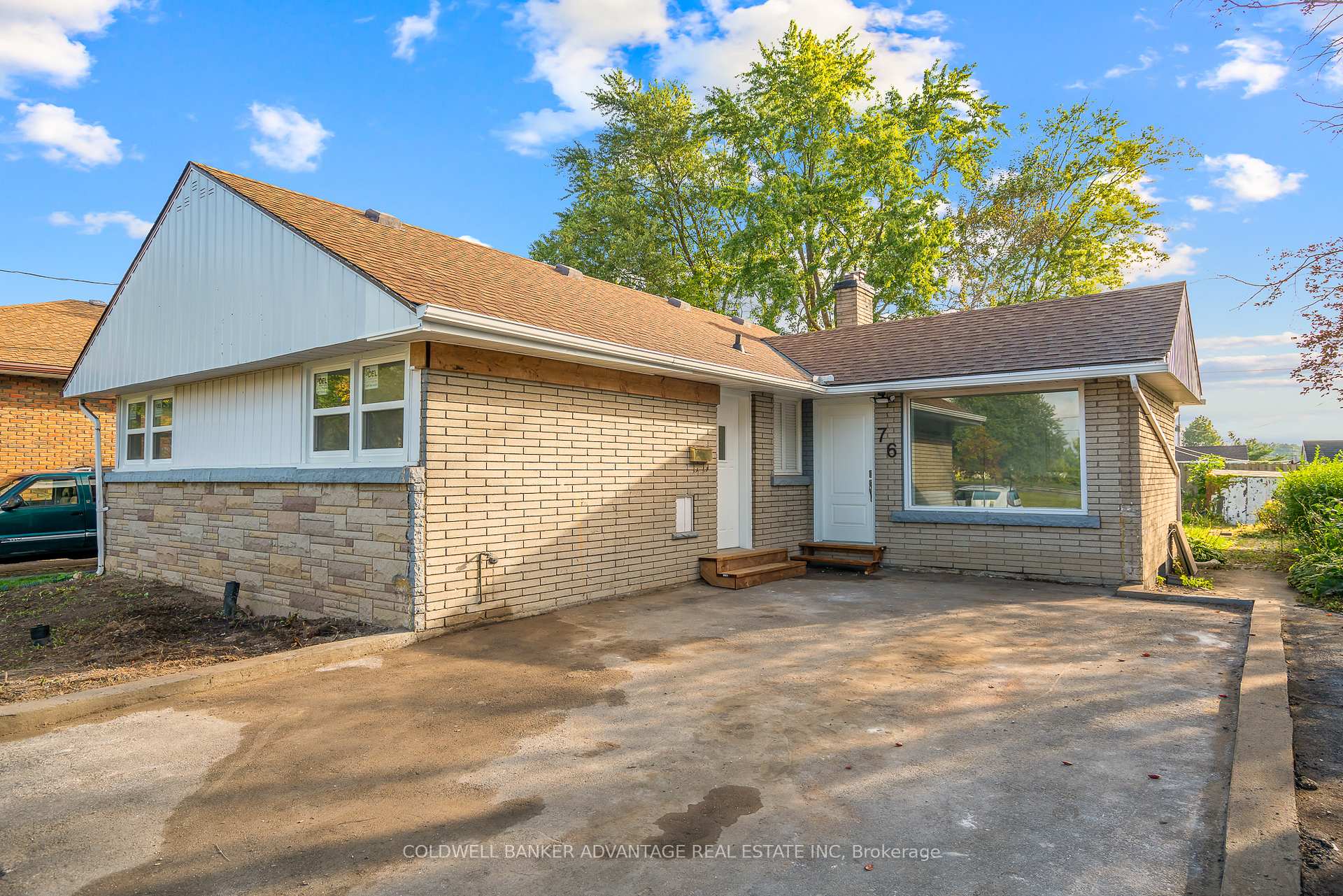 Photo 3 of 76 Golden Boulevard E, Welland, Lincoln/Crowland — HOMEH