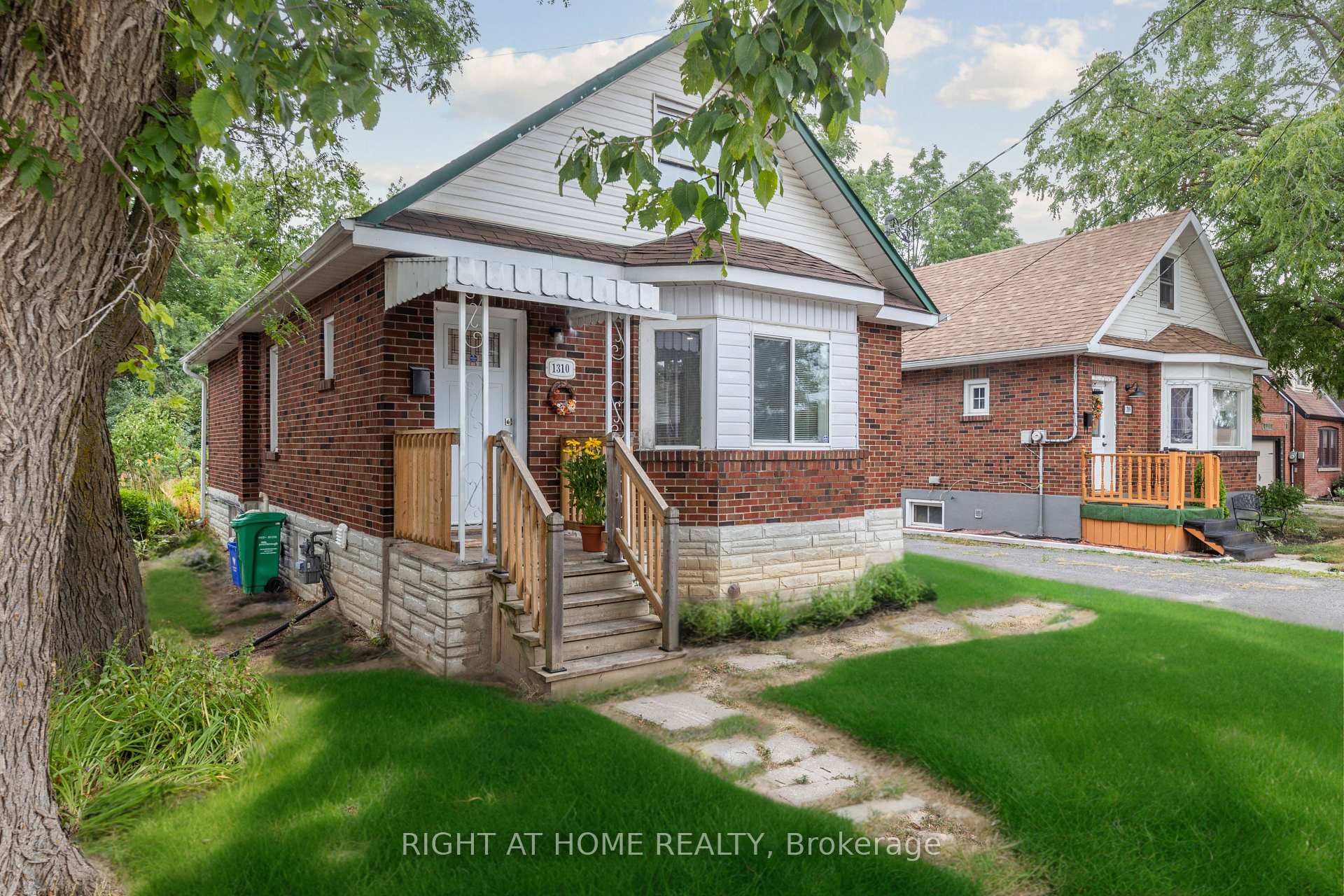 Photo 2 of 1310 Clonsilla Avenue, Peterborough, Town Ward 3 — HOMEH