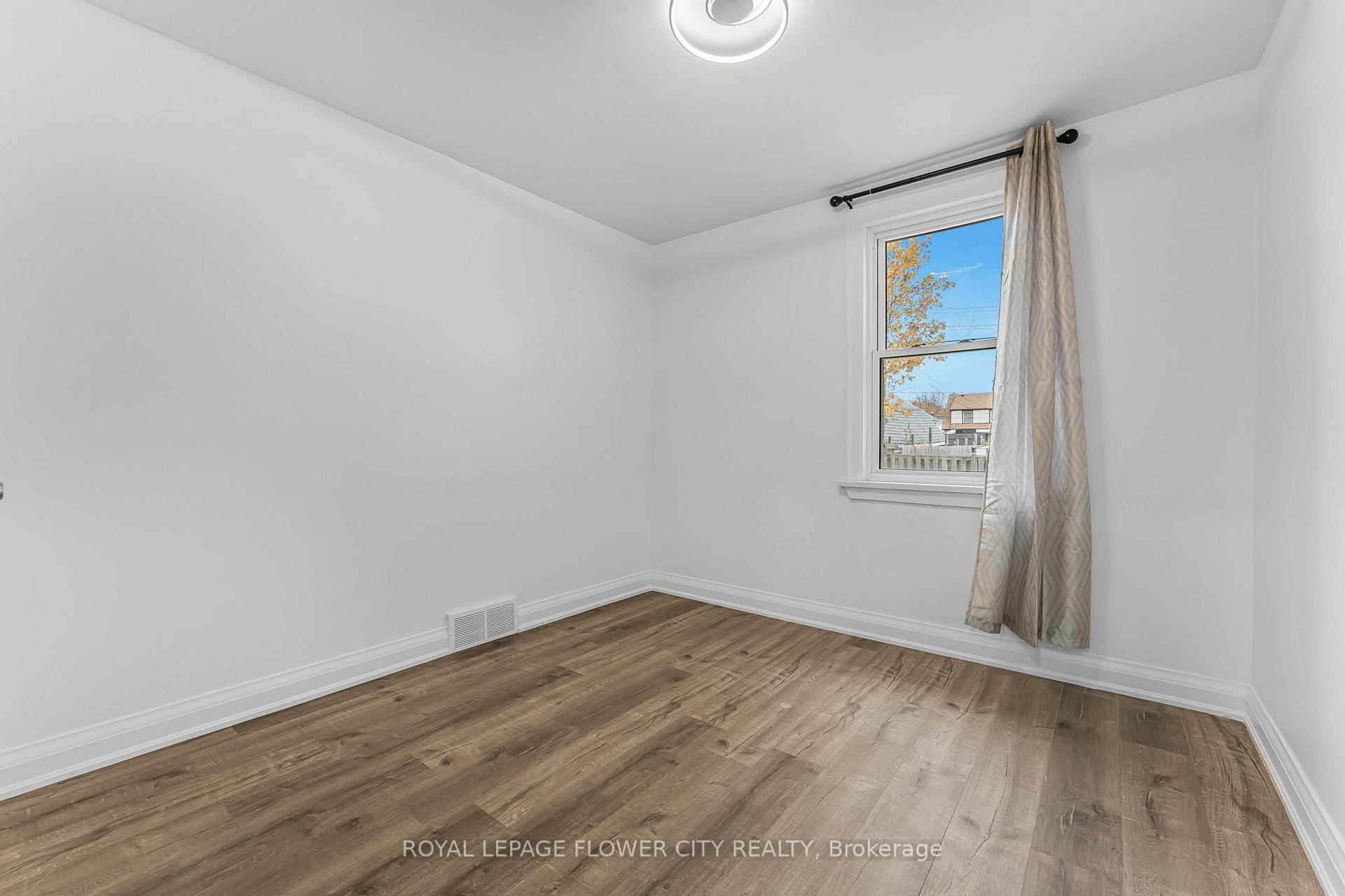 Photo 23 of 304 Wallace Avenue S, Welland, Lincoln/Crowland — HOMEH