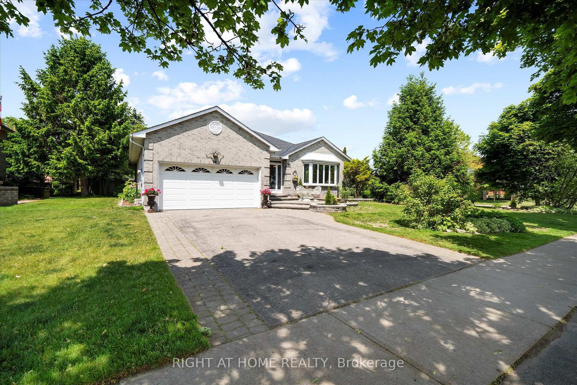 Front of 94 Lake Driveway Way W