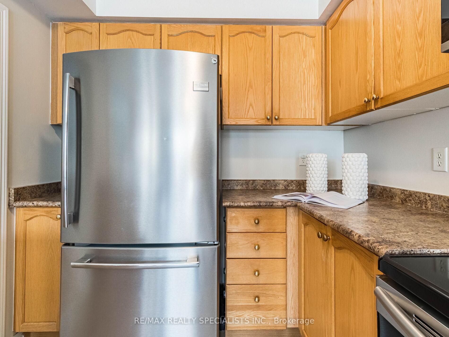 Photo 10 of 4 Longueuil Place, Whitby, Pringle Creek — HOMEH