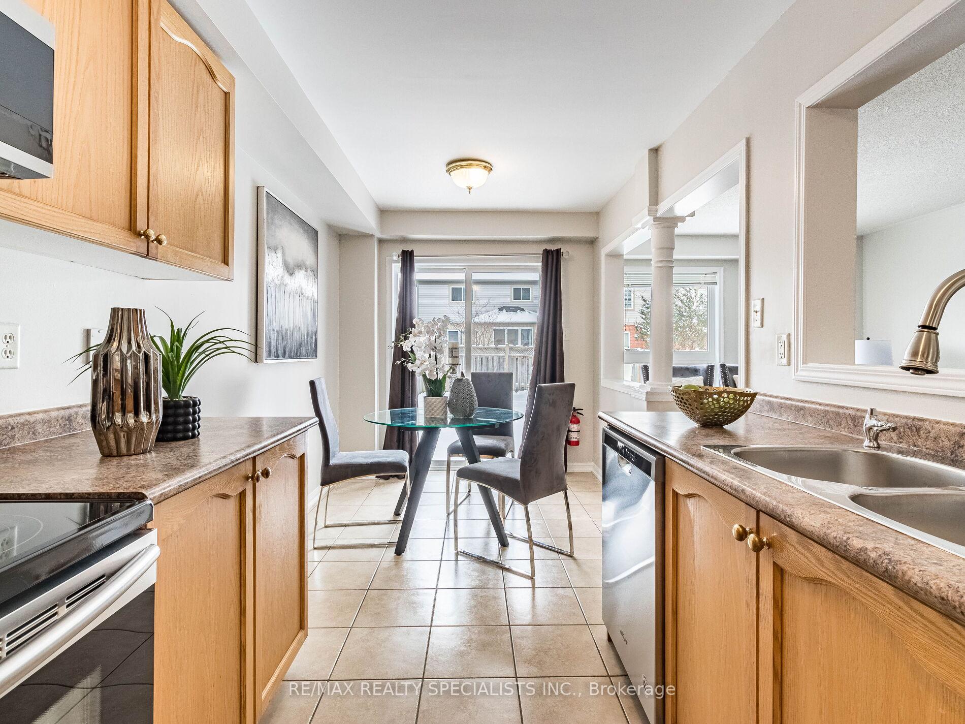 Photo 12 of 4 Longueuil Place, Whitby, Pringle Creek — HOMEH
