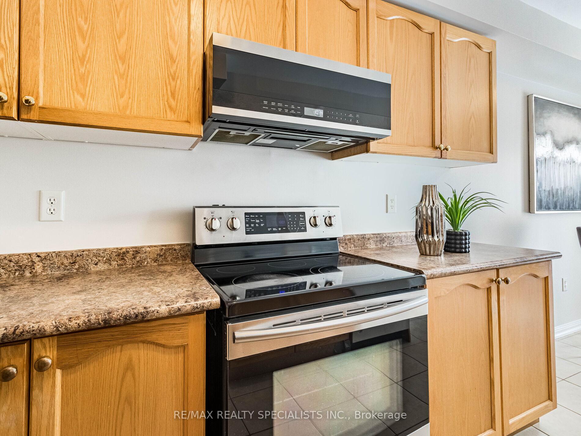 Photo 13 of 4 Longueuil Place, Whitby, Pringle Creek — HOMEH
