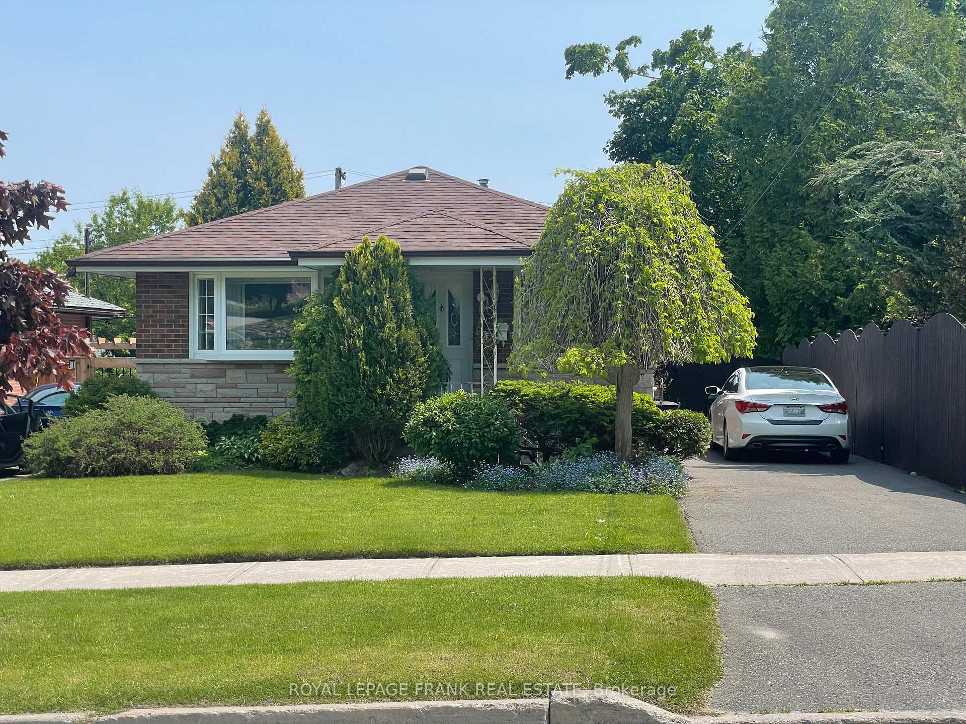 Front of 385 Bellevue Street
