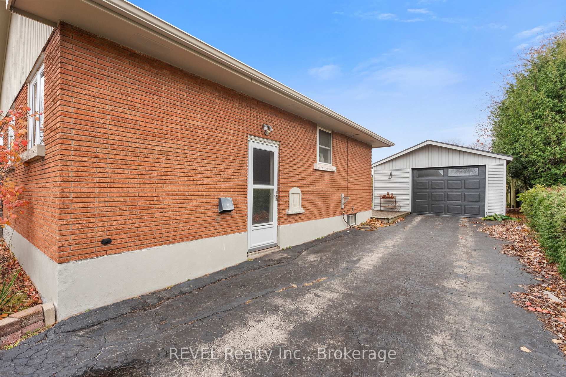 Photo 3 of 514 Lloyd Avenue, Welland, Prince Charles — HOMEH