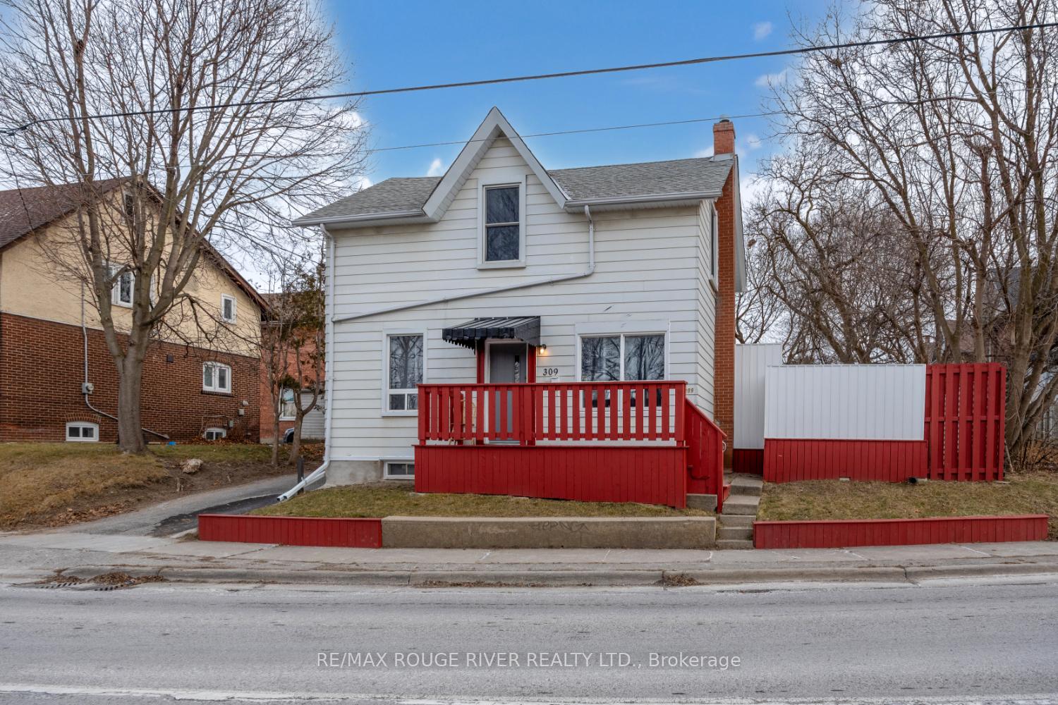 Front of 309 Centre Street S