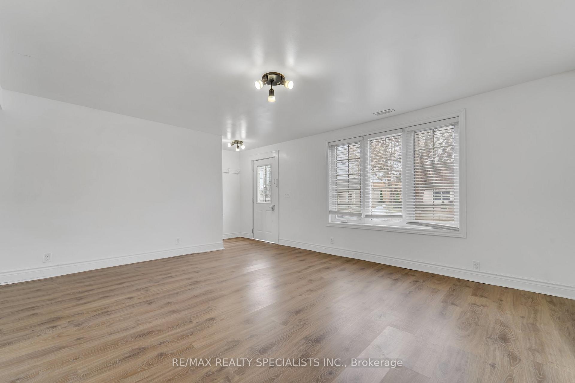 Photo 4 of 354 Crowland Avenue, Welland, Lincoln/Crowland — HOMEH