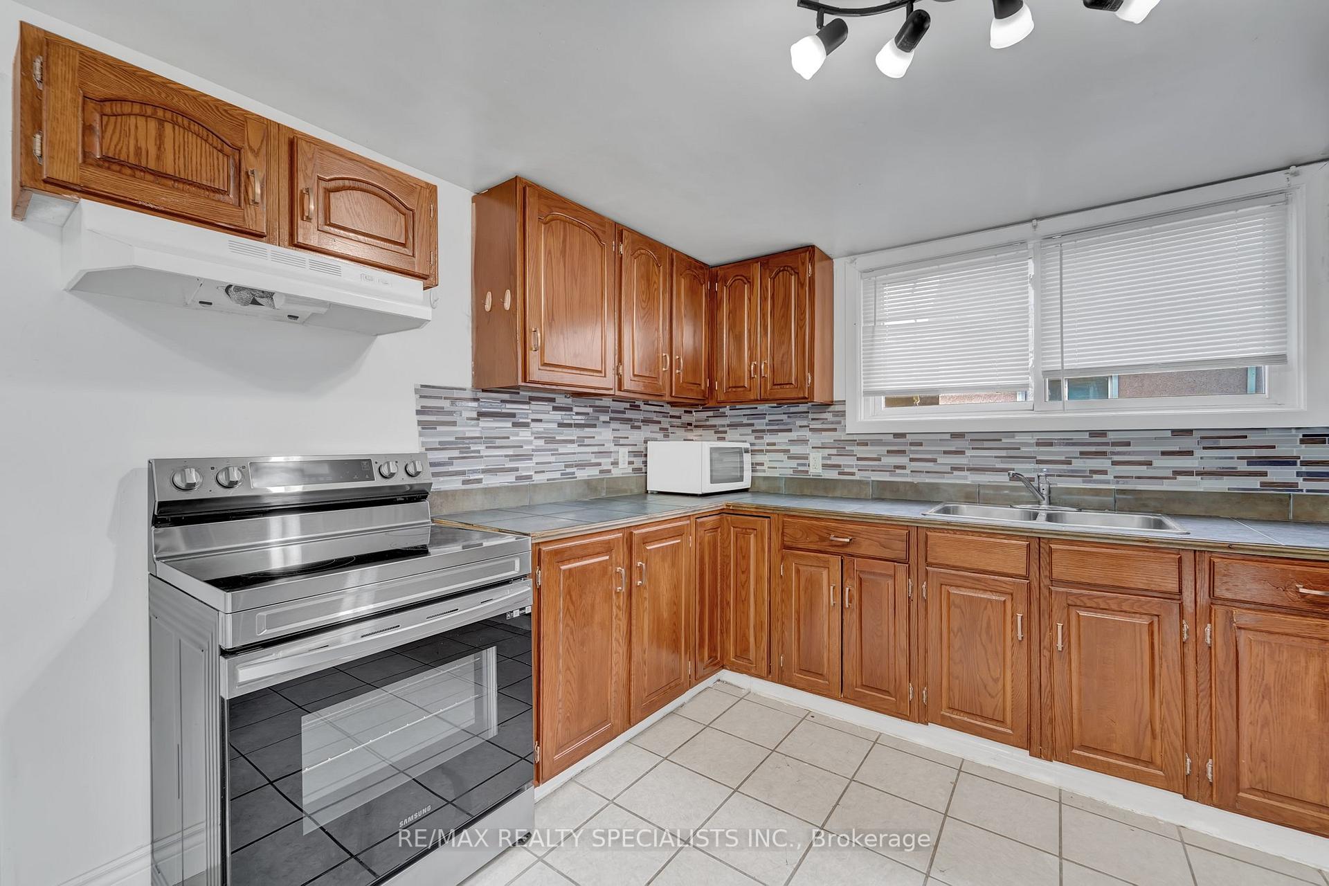 Photo 5 of 354 Crowland Avenue, Welland, Lincoln/Crowland — HOMEH