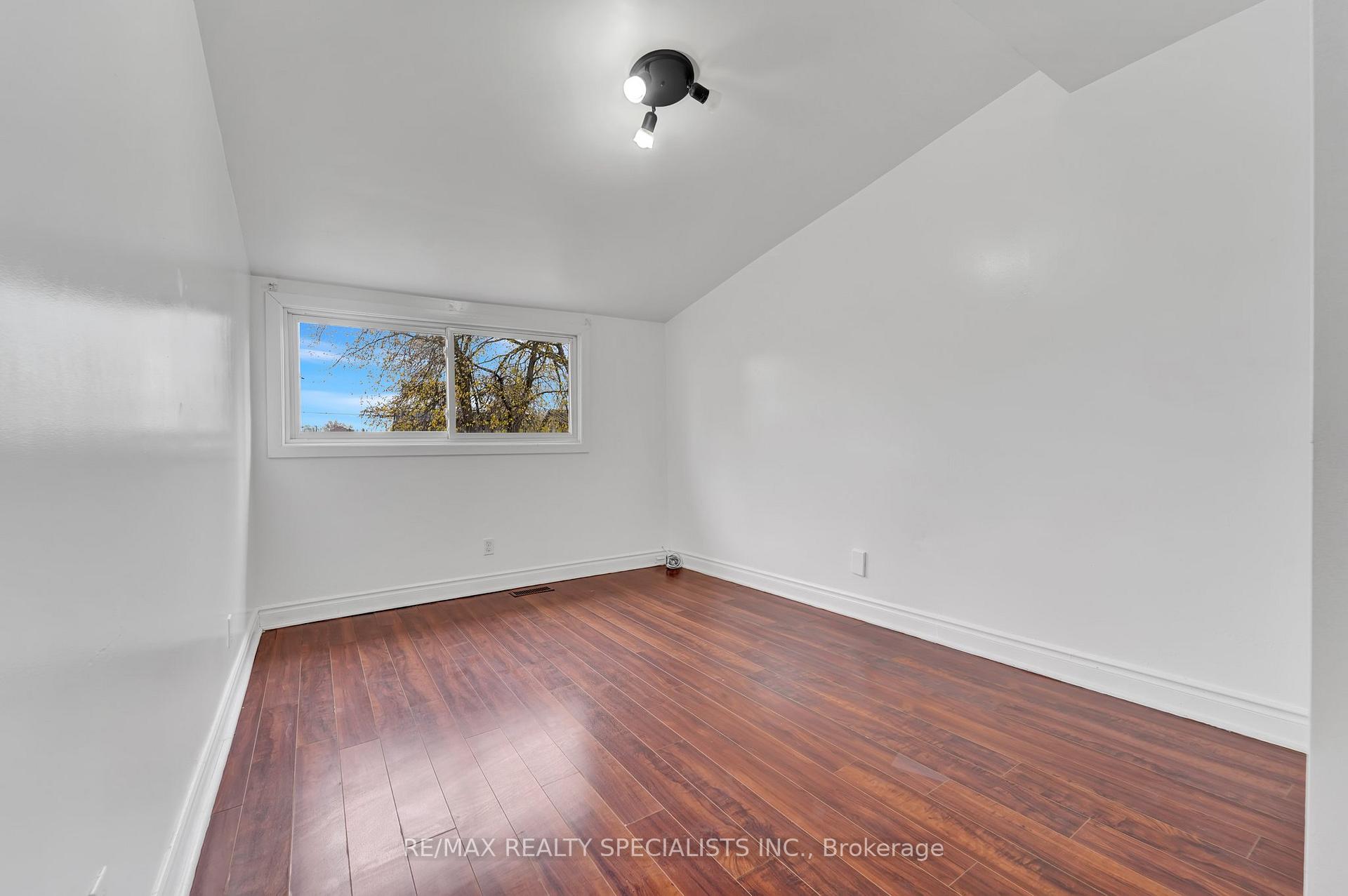 Photo 8 of 354 Crowland Avenue, Welland, Lincoln/Crowland — HOMEH