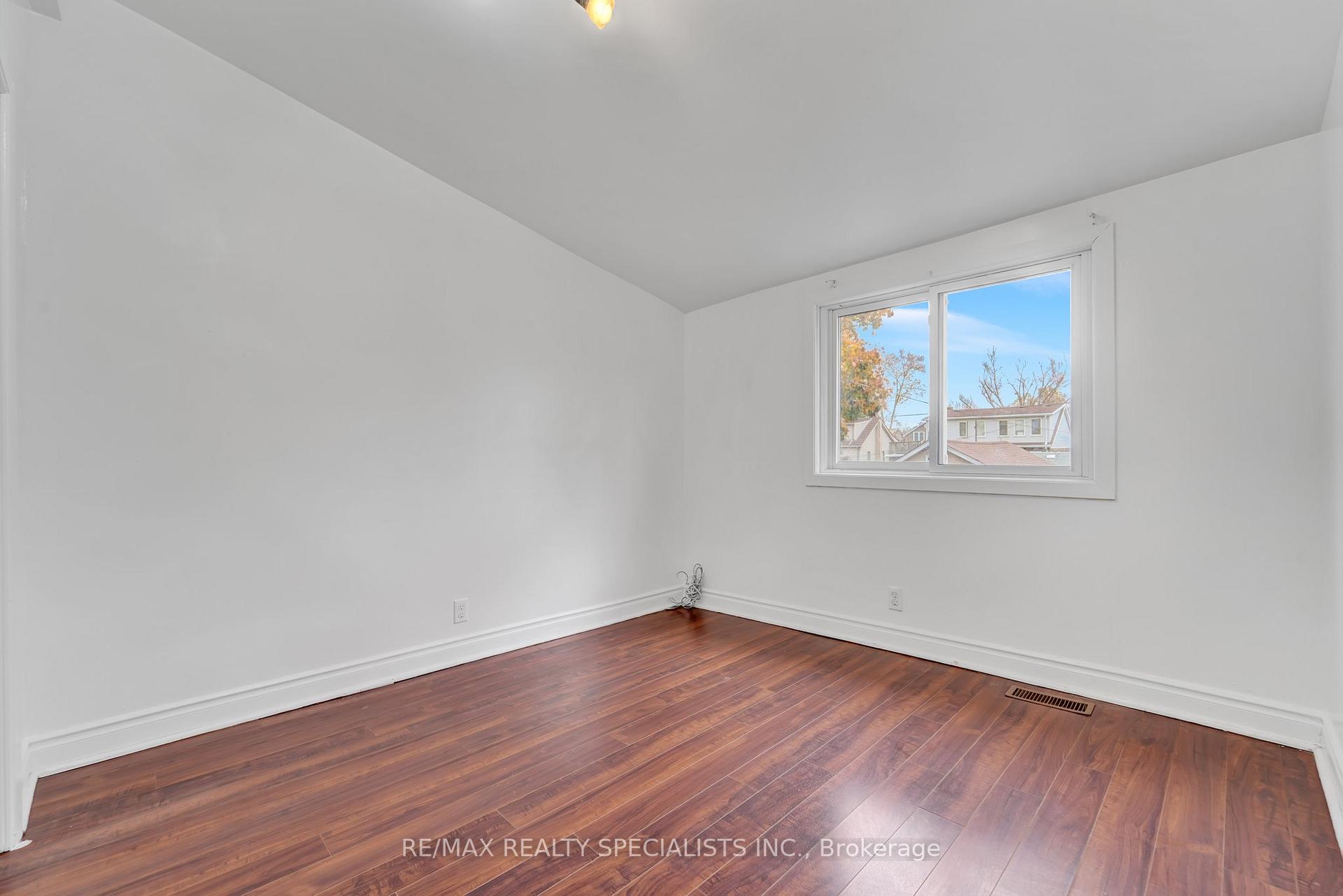 Photo 9 of 354 Crowland Avenue, Welland, Lincoln/Crowland — HOMEH