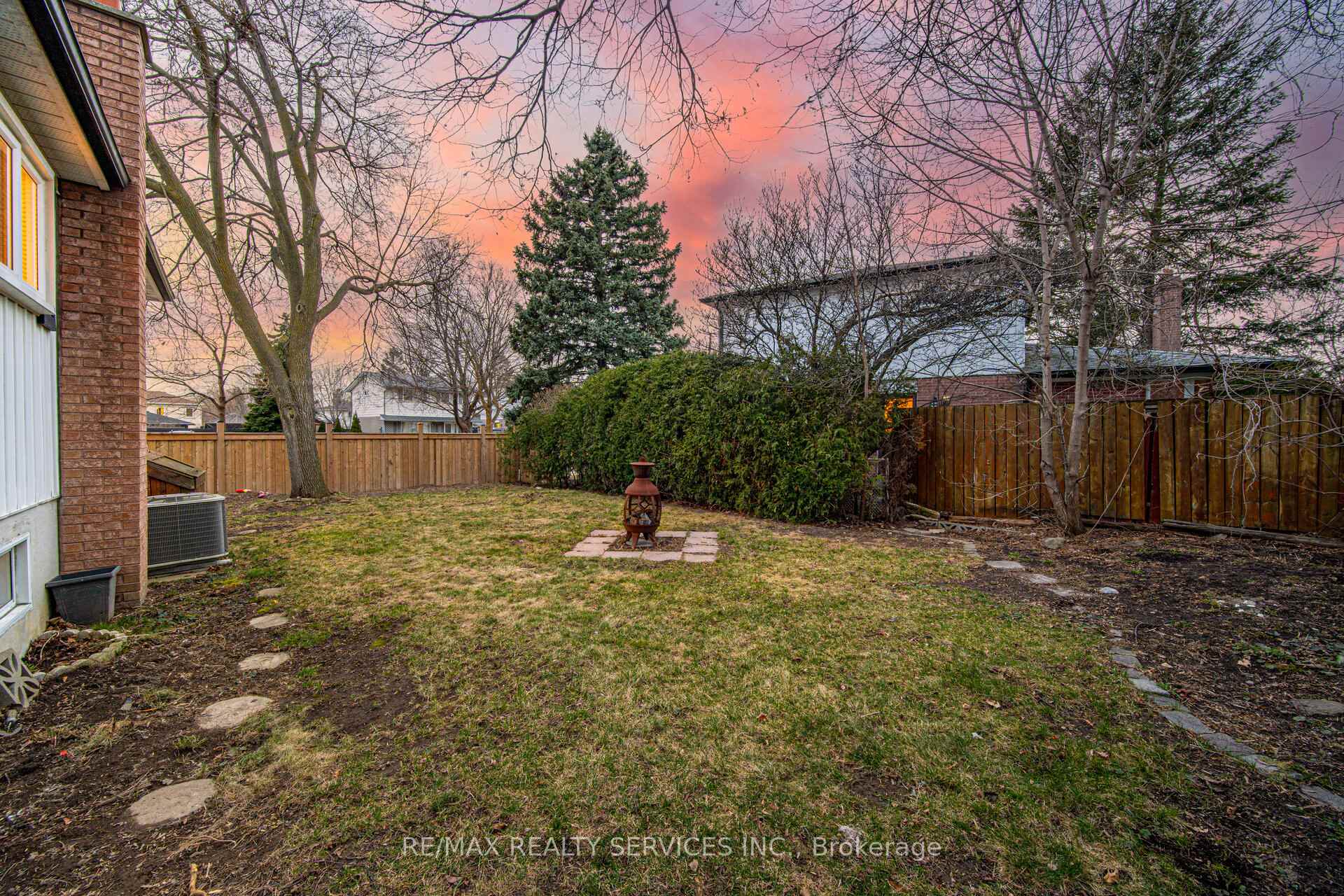 Photo 3 of 8 Reigate Avenue, Brampton, Madoc — HOMEH