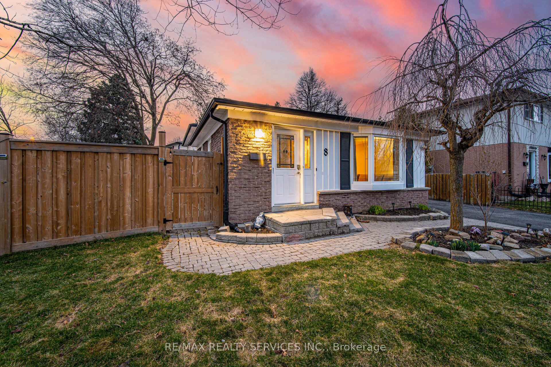 Photo 4 of 8 Reigate Avenue, Brampton, Madoc — HOMEH