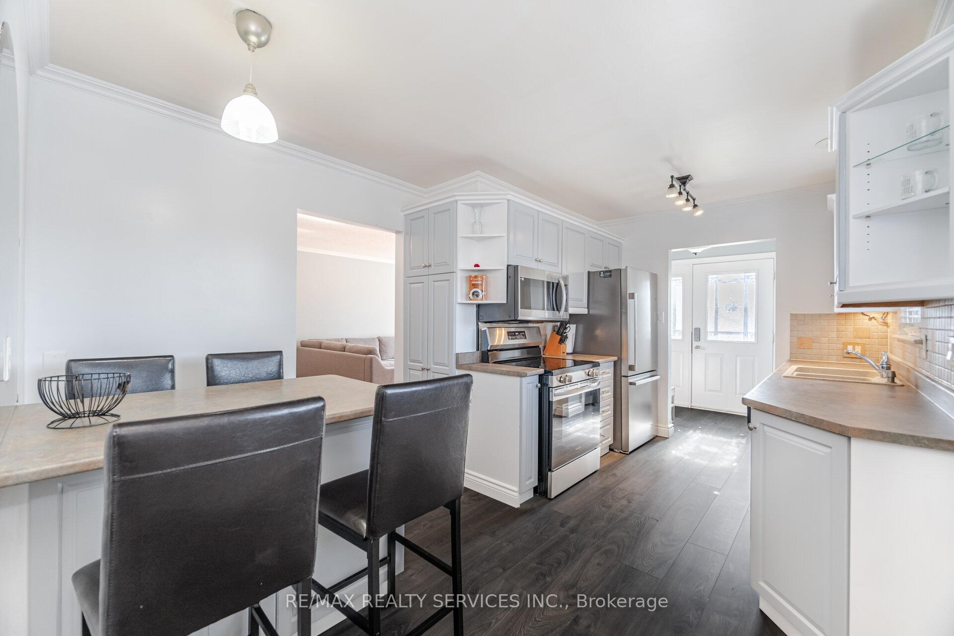 Photo 9 of 8 Reigate Avenue, Brampton, Madoc — HOMEH