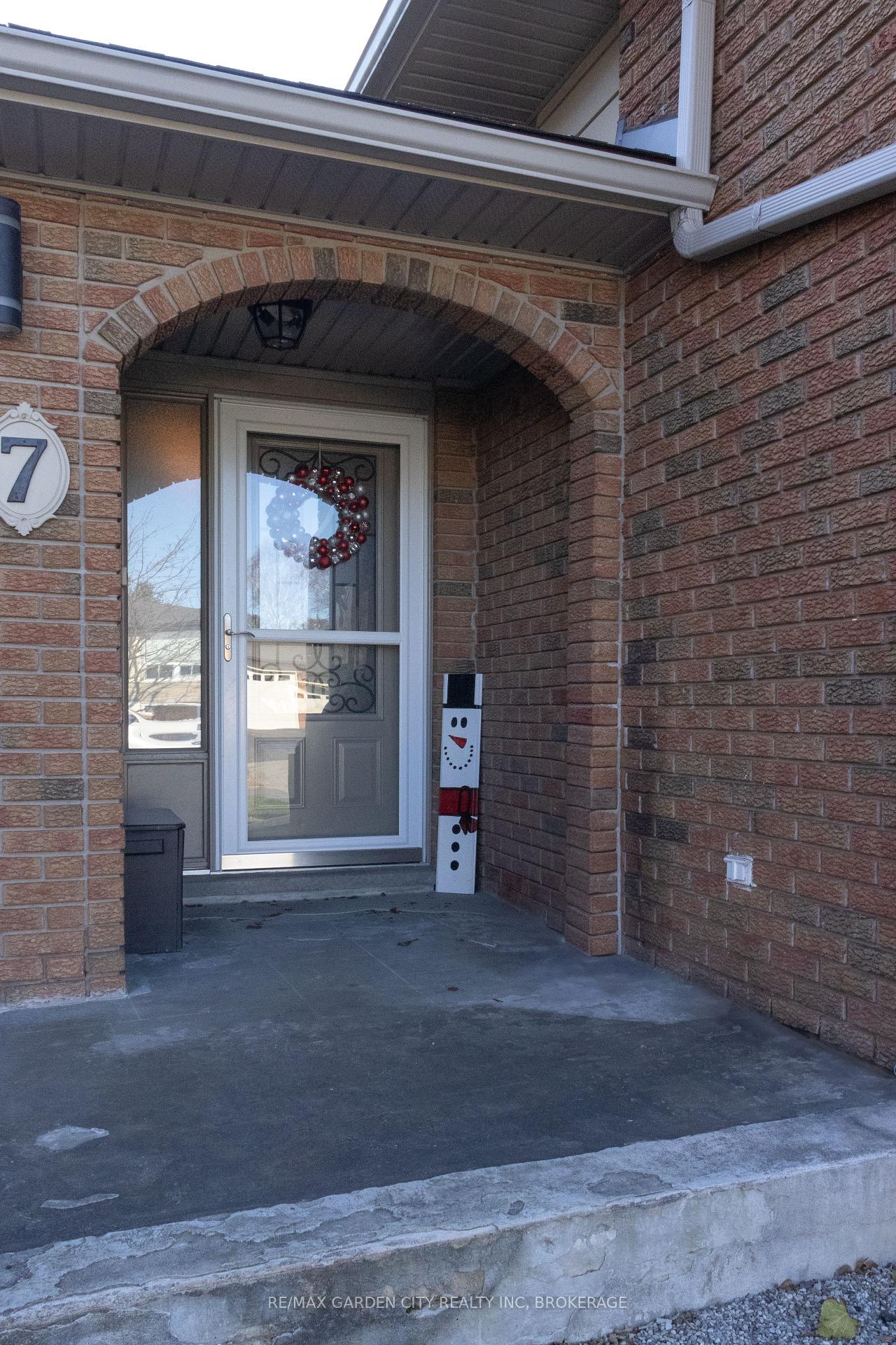 Photo 2 of 7 Graystone Crescent, Welland, N. Welland — HOMEH