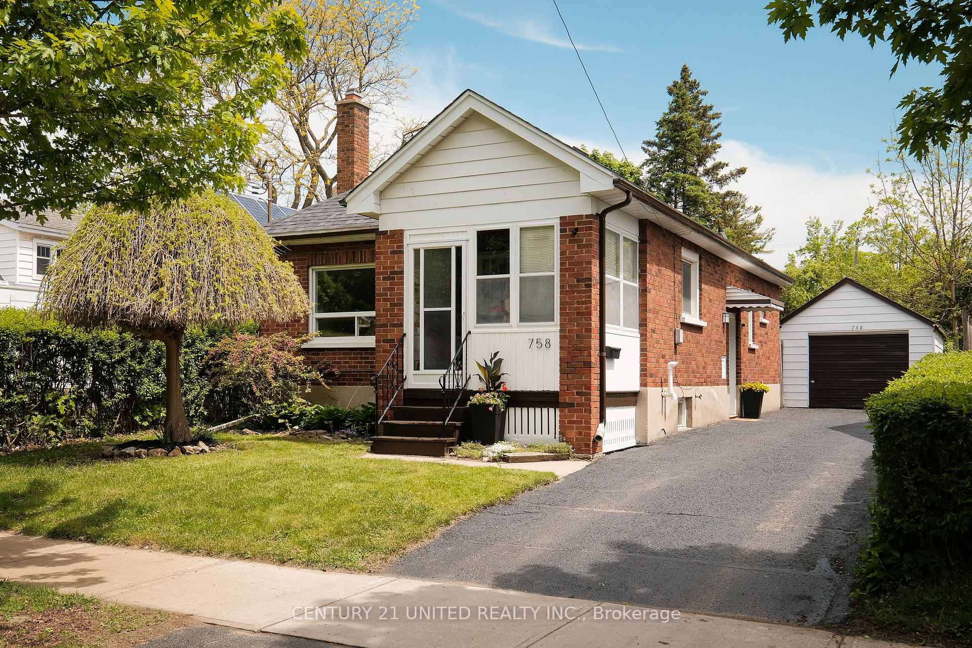 Front of 758 Bethune Street