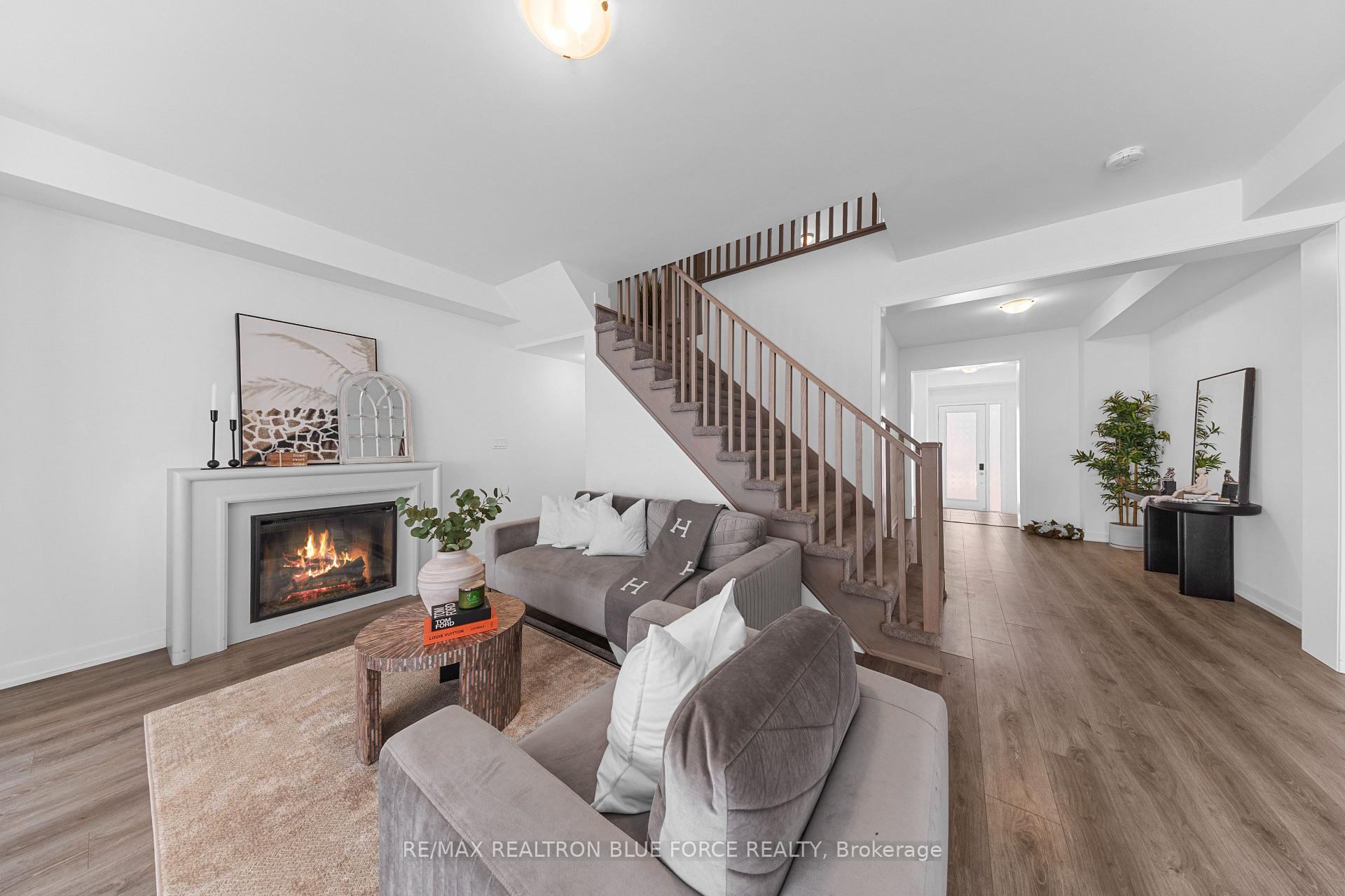 Photo 7 of 94 Pine Gate Place, Whitby, Williamsburg — HOMEH