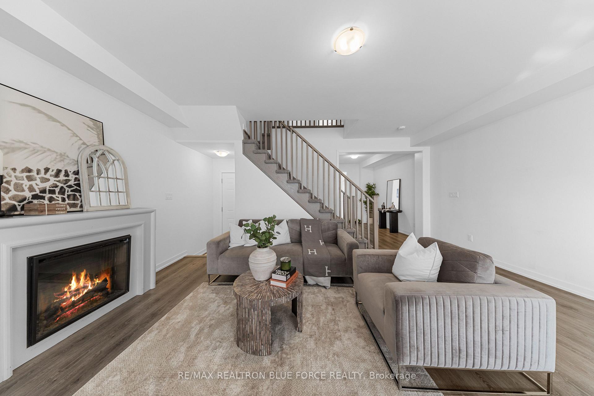 Photo 8 of 94 Pine Gate Place, Whitby, Williamsburg — HOMEH