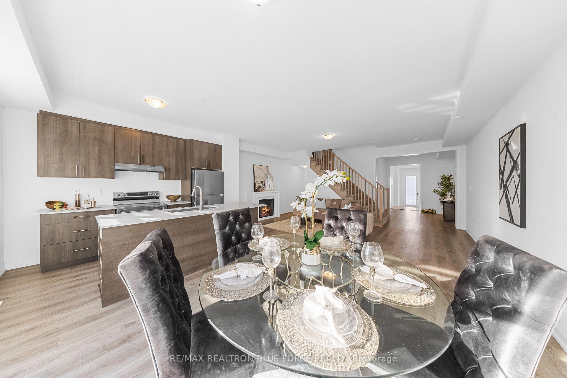 Photo 13 of 94 Pine Gate Place, Whitby, Williamsburg — HOMEH