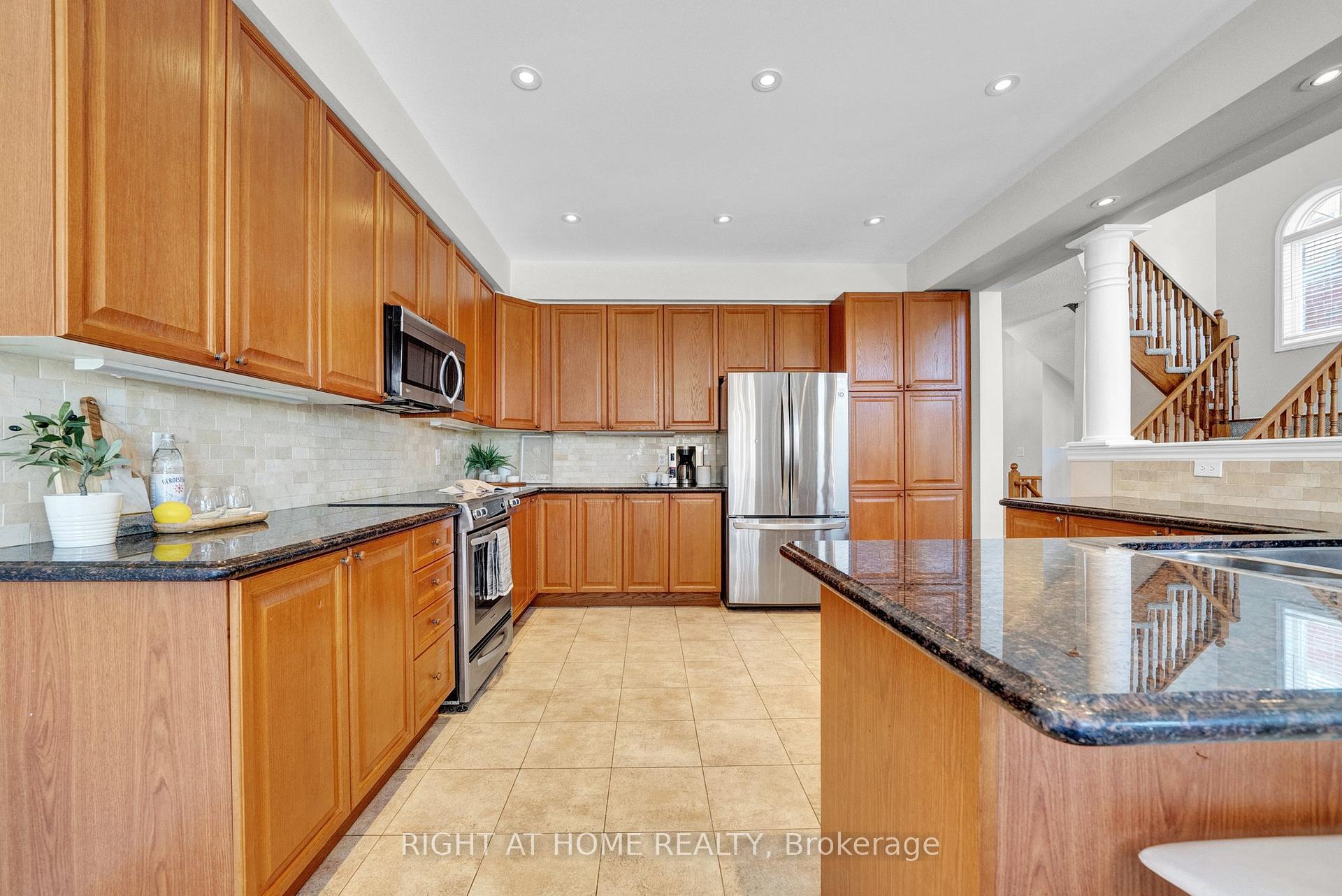 Photo 17 of 181 Cachet Boulevard, Whitby, Brooklin — HOMEH