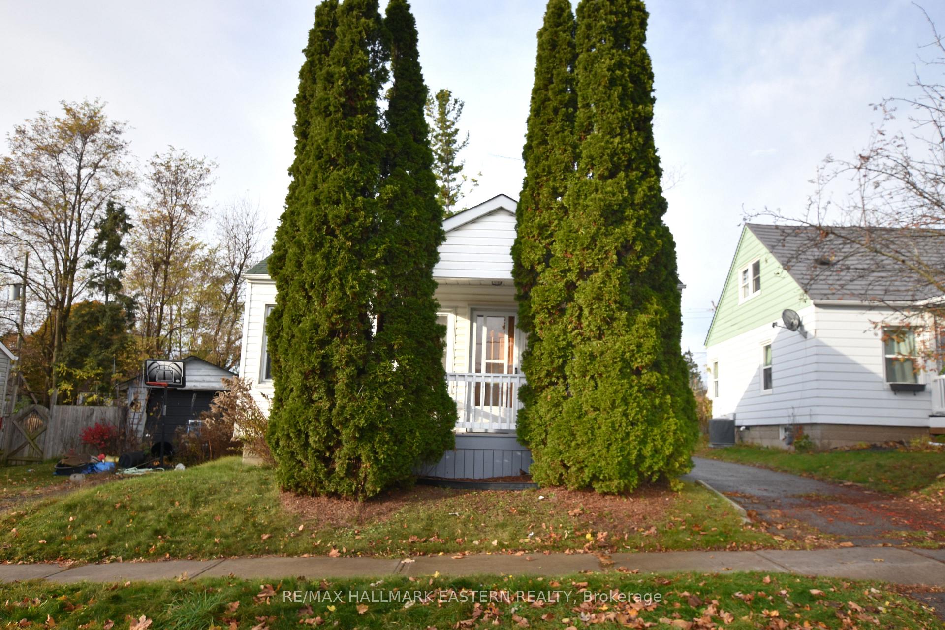 Photo 2 of 677 Park Street N, Peterborough, Northcrest Ward 5 — HOMEH