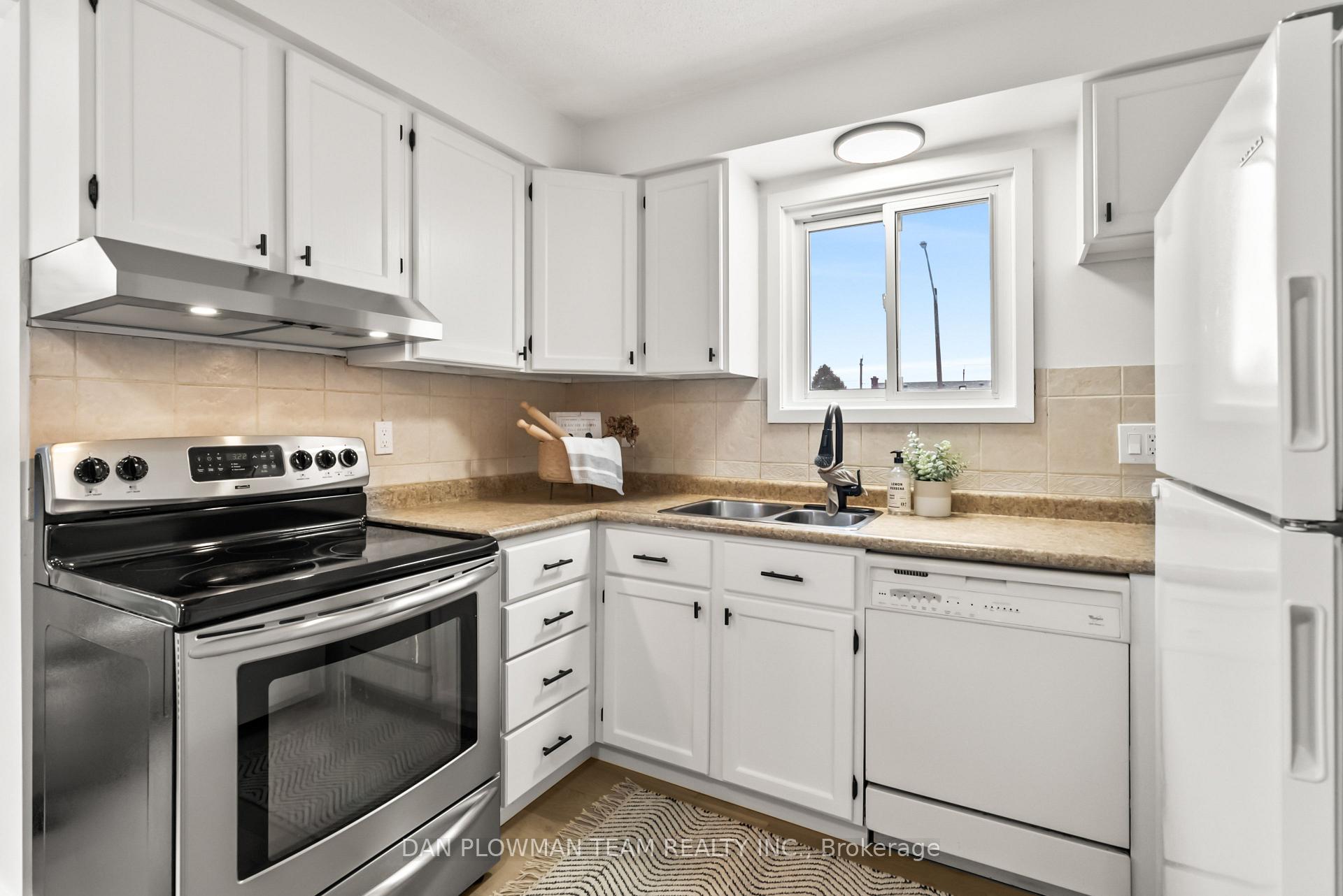 Photo 10 of 941 William Booth Crescent, Oshawa, Centennial — HOMEH
