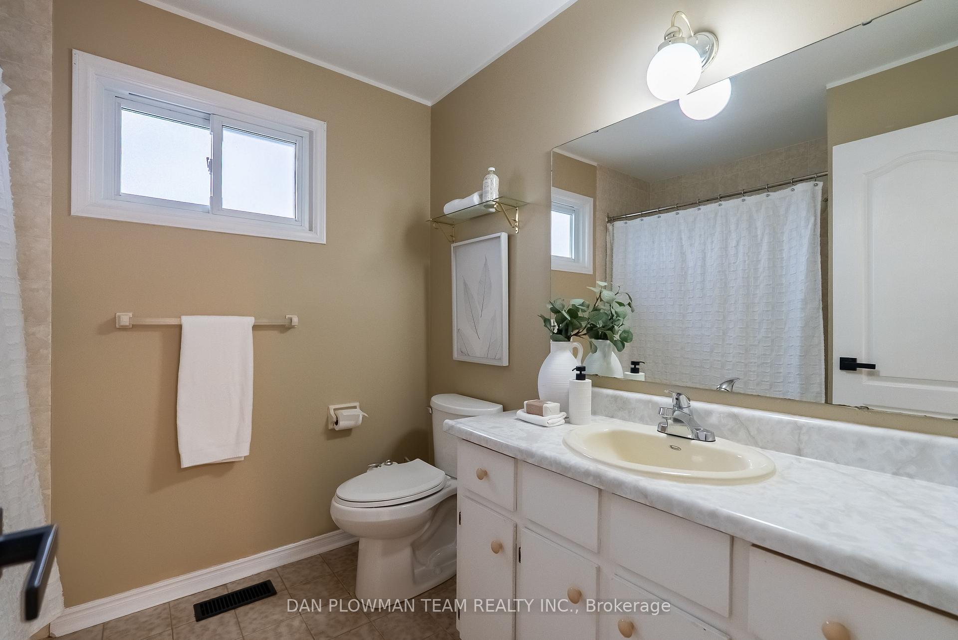 Photo 28 of 941 William Booth Crescent, Oshawa, Centennial — HOMEH