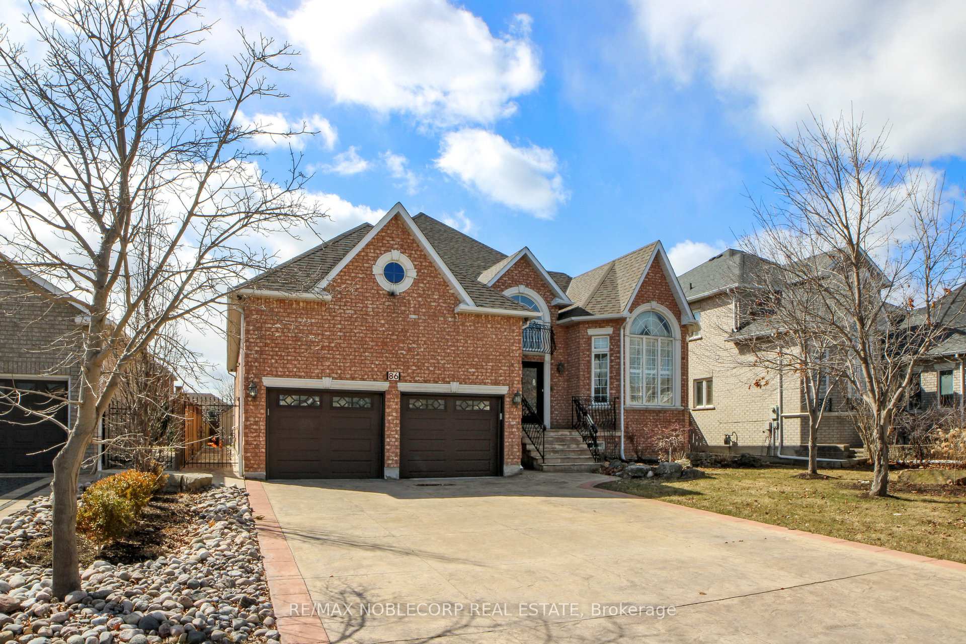 Front of 86 Novaview Crescent