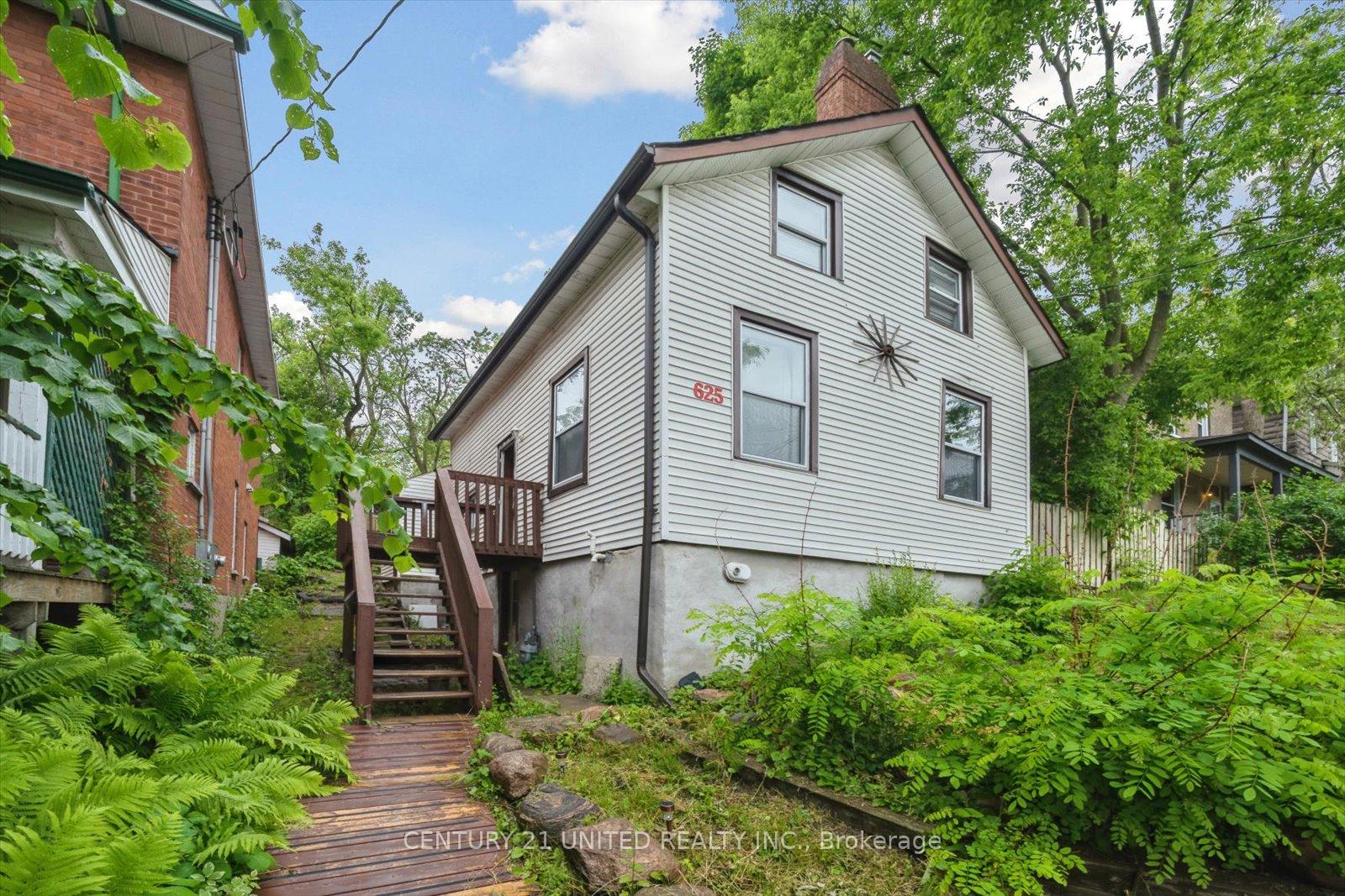 Front of 625 Aylmer Street N