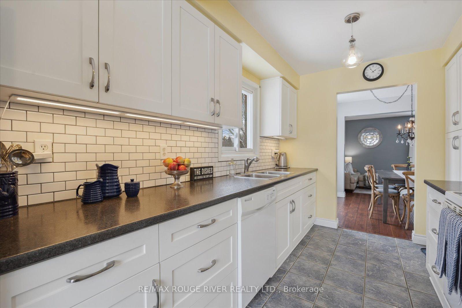 Photo 5 of 701 Greenbriar Drive, Oshawa, Eastdale — HOMEH