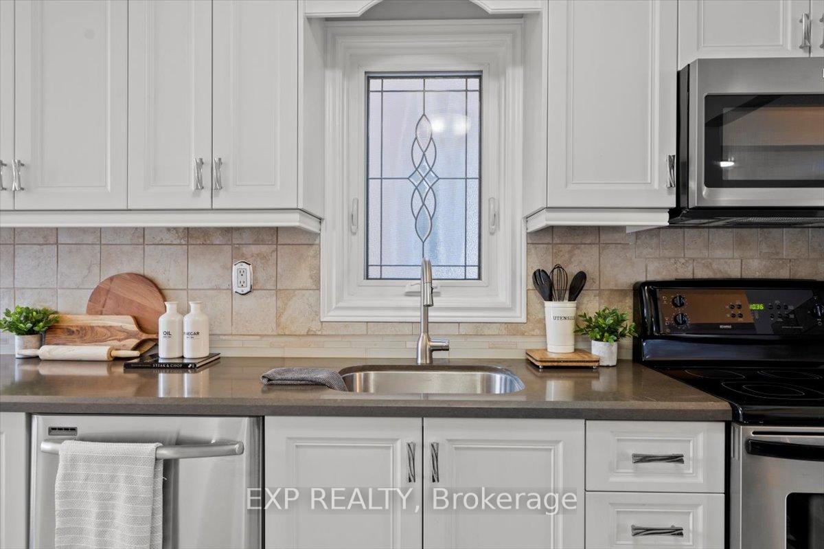Photo 5 of 4 Burdge Court, Whitby, Blue Grass Meadows — HOMEH