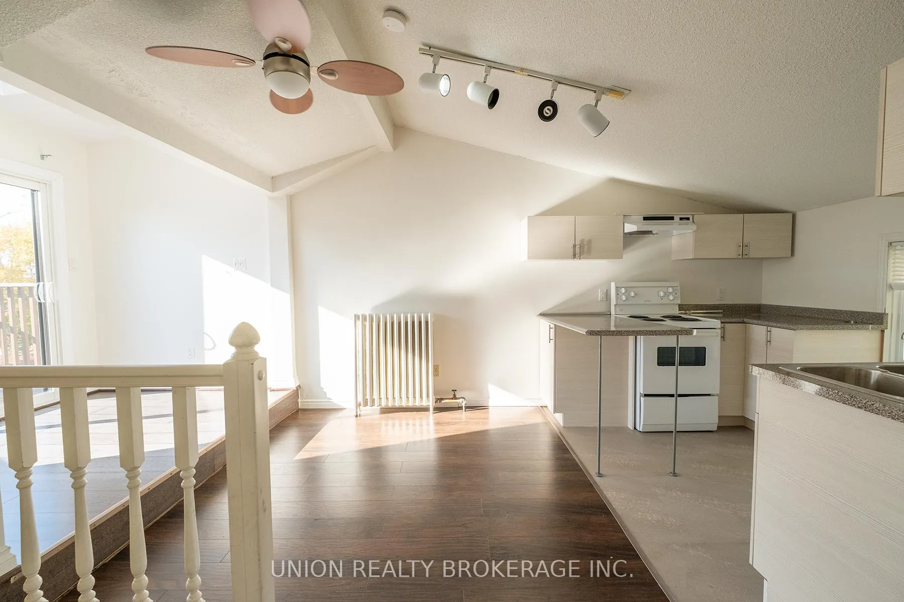 Photo 3 of Unit 3rd, 110 Hubbard Boulevard, Toronto, The Beaches — HOMEH