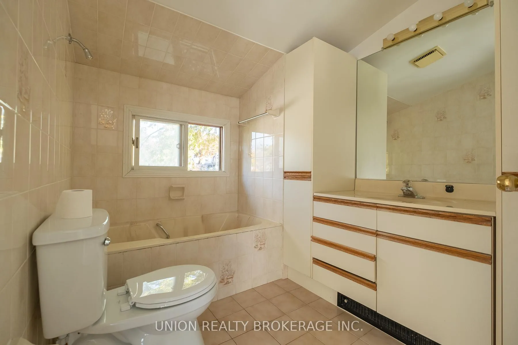 Photo 4 of Unit 3rd, 110 Hubbard Boulevard, Toronto, The Beaches — HOMEH