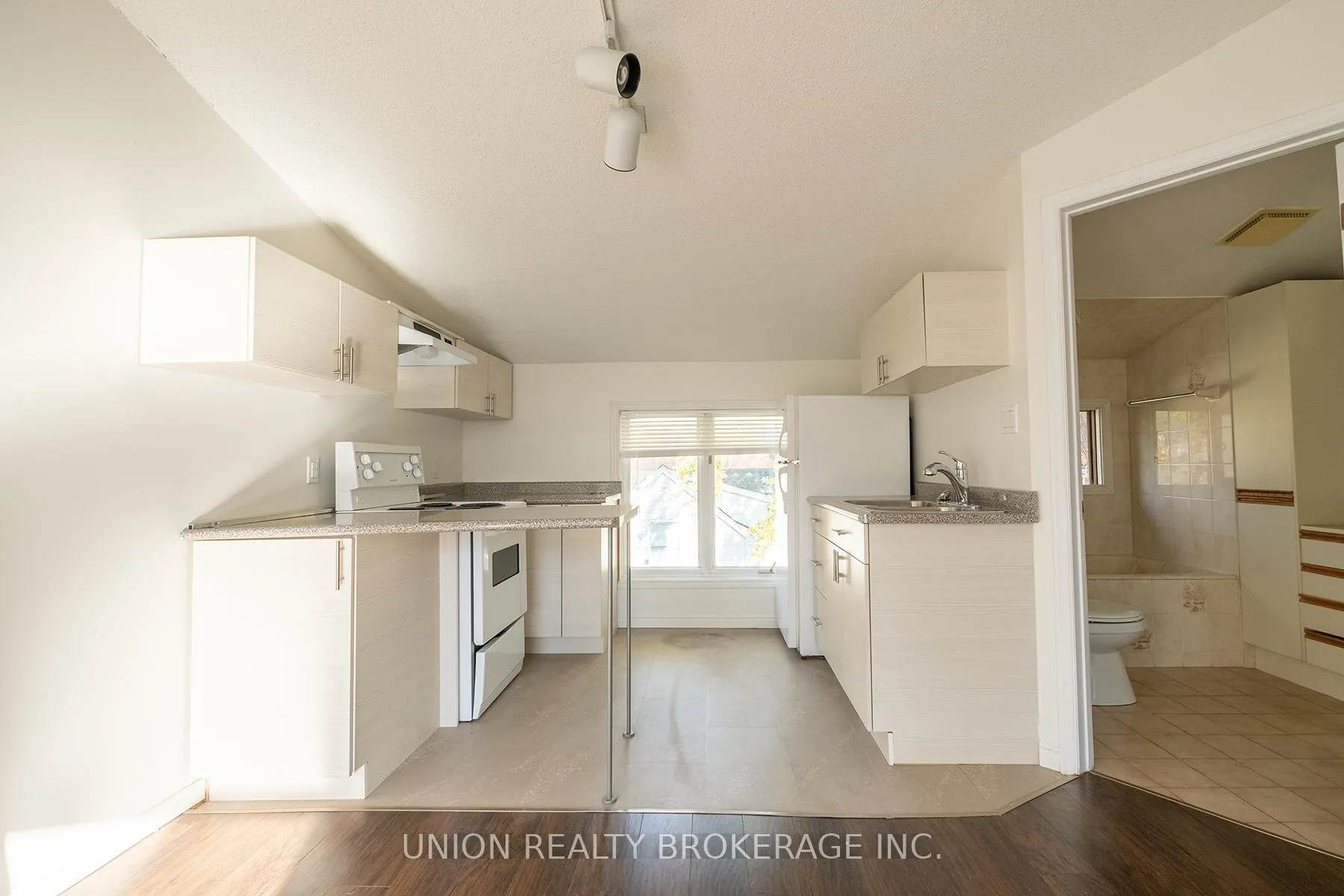 Photo 5 of Unit 3rd, 110 Hubbard Boulevard, Toronto, The Beaches — HOMEH