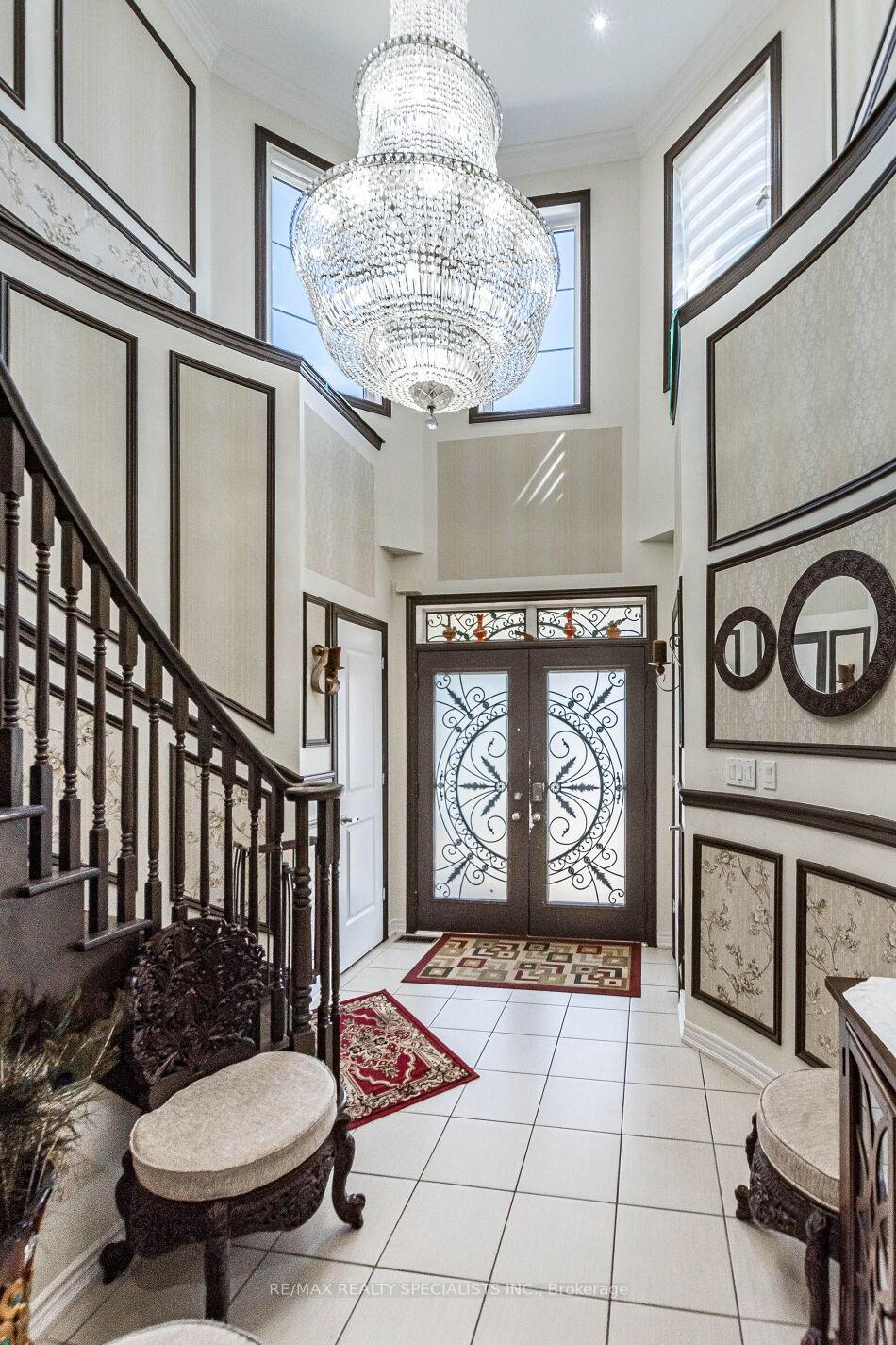 Photo 4 of 68 Antibes Drive, Brampton, Credit Valley — HOMEH