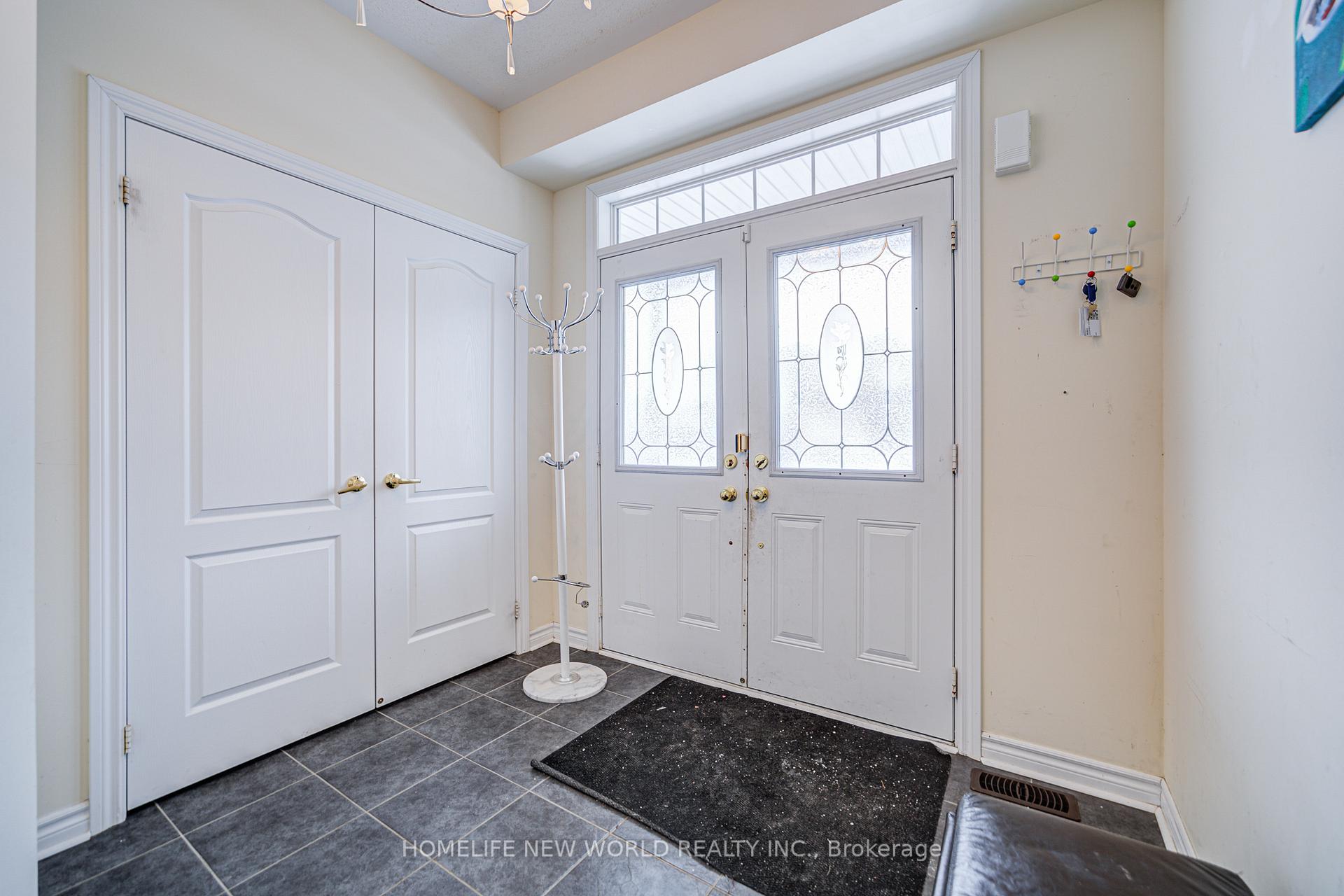 Photo 4 of 49 Chiswick Avenue, Whitby, Brooklin — HOMEH