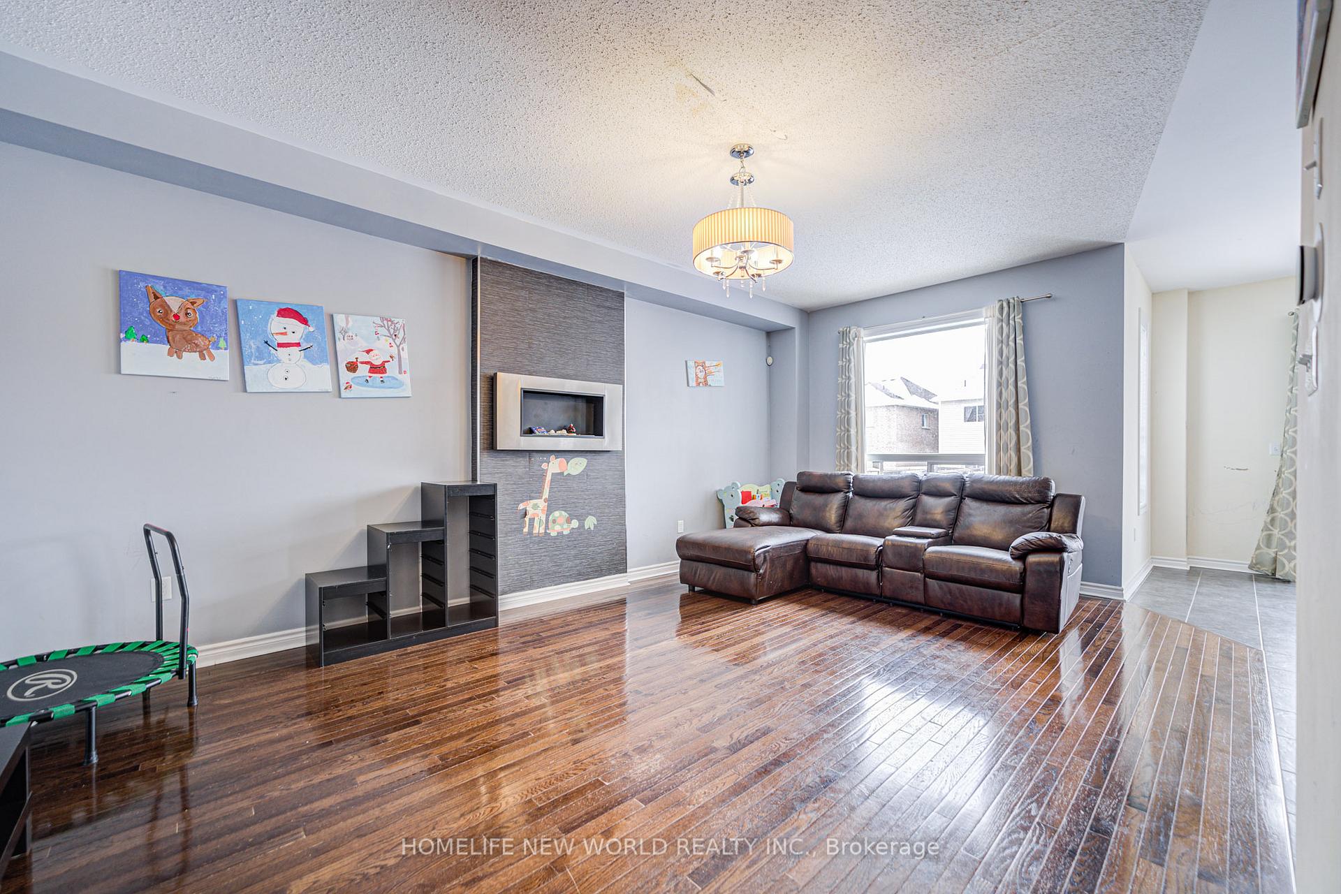 Photo 10 of 49 Chiswick Avenue, Whitby, Brooklin — HOMEH
