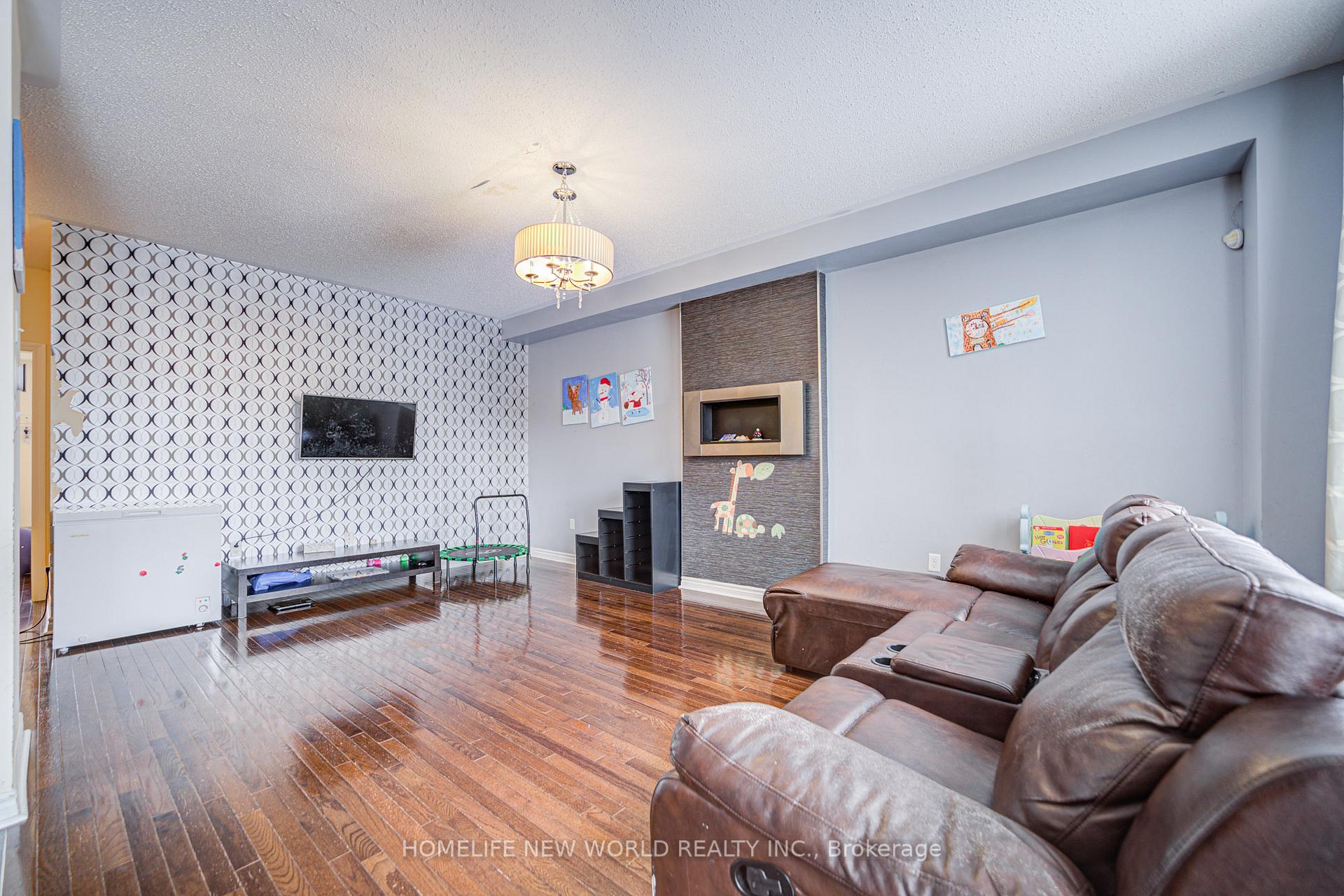 Photo 12 of 49 Chiswick Avenue, Whitby, Brooklin — HOMEH