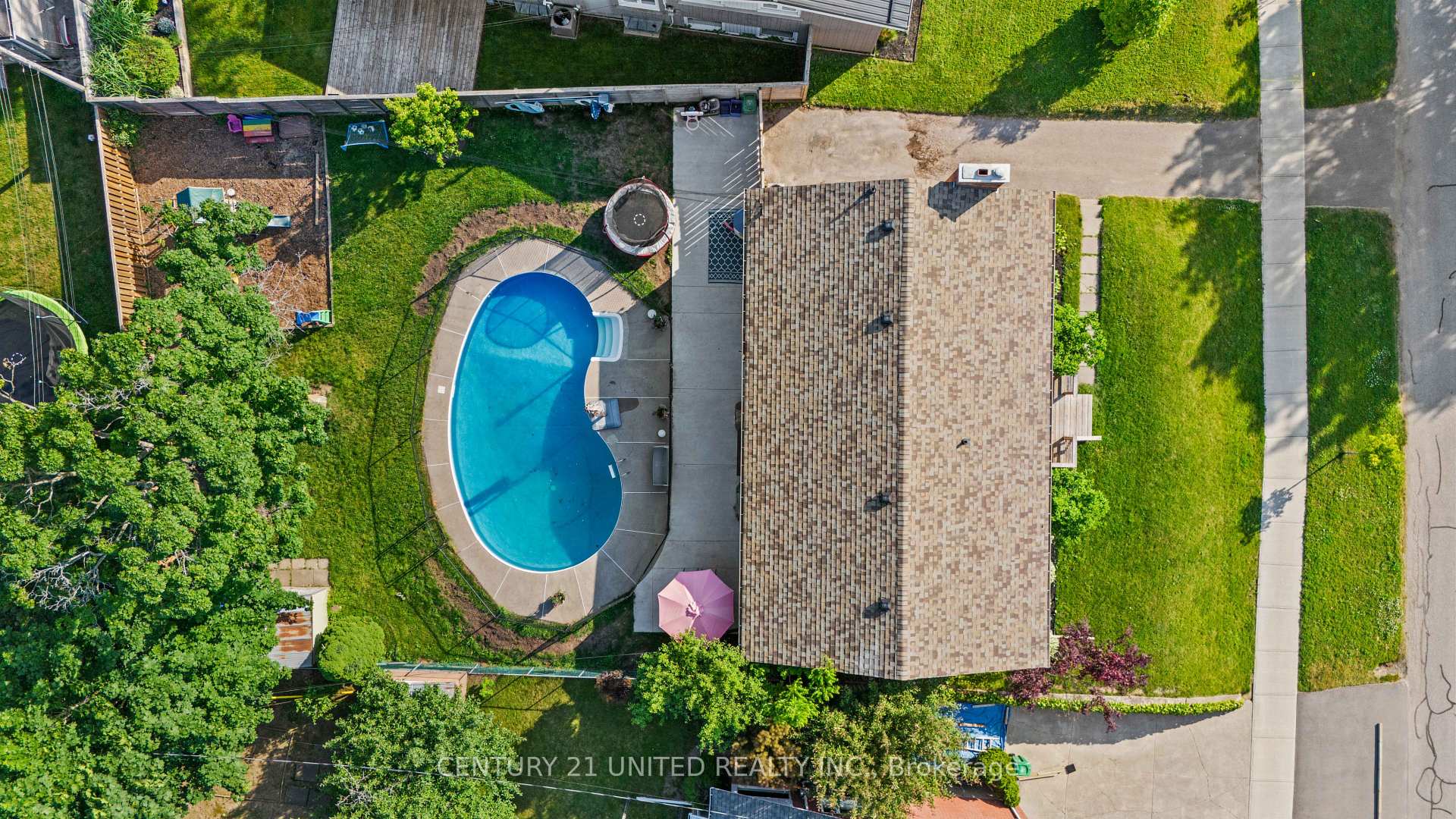 Photo 2 of 1056 Glebemount Crescent, Peterborough, Northcrest Ward 5 — HOMEH