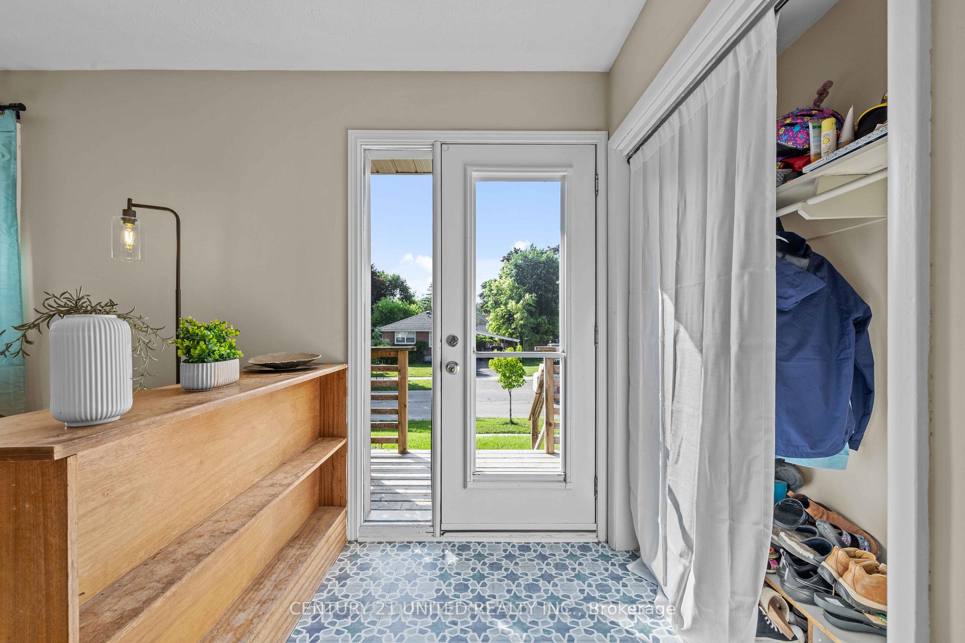 Photo 3 of 1056 Glebemount Crescent, Peterborough, Northcrest Ward 5 — HOMEH